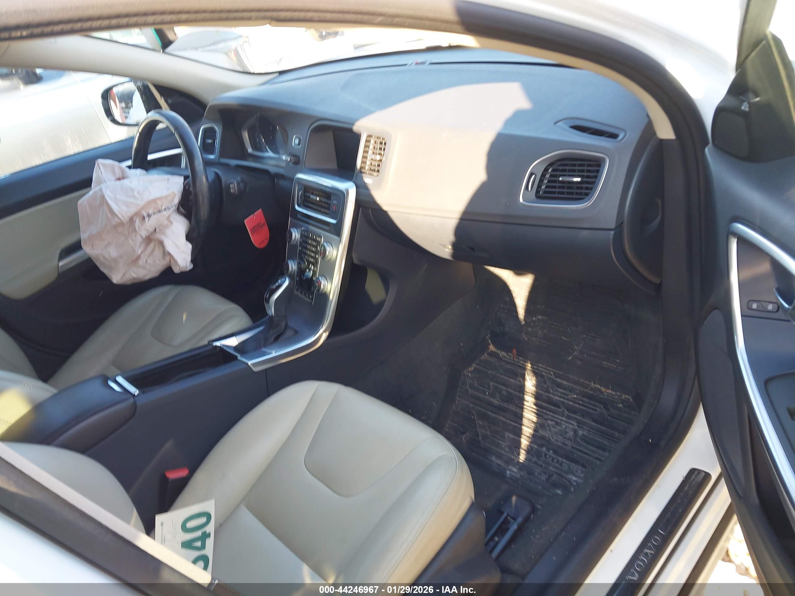 VOLVO V60 image 5