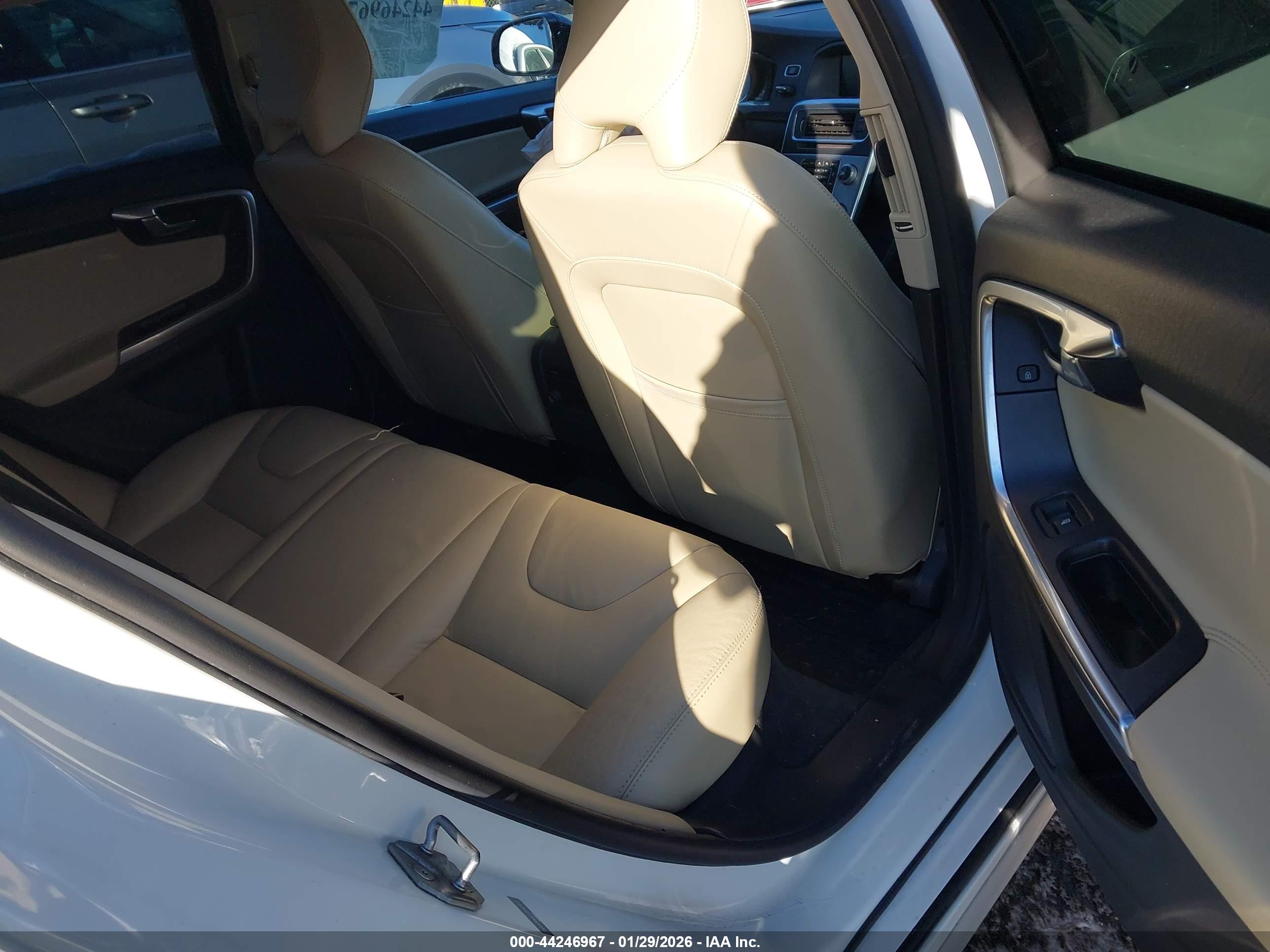 VOLVO V60 image 8