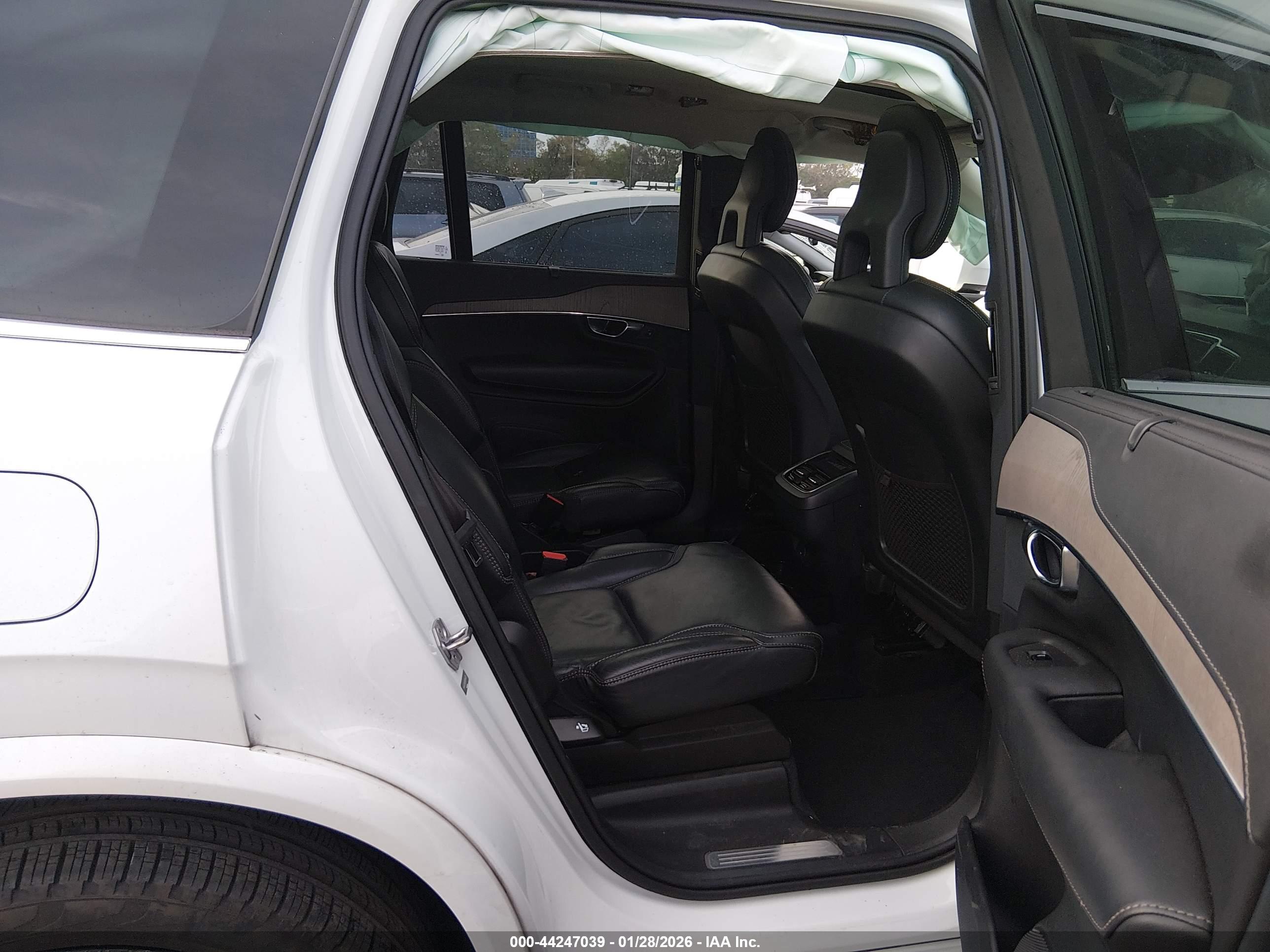 VOLVO XC90 image 8