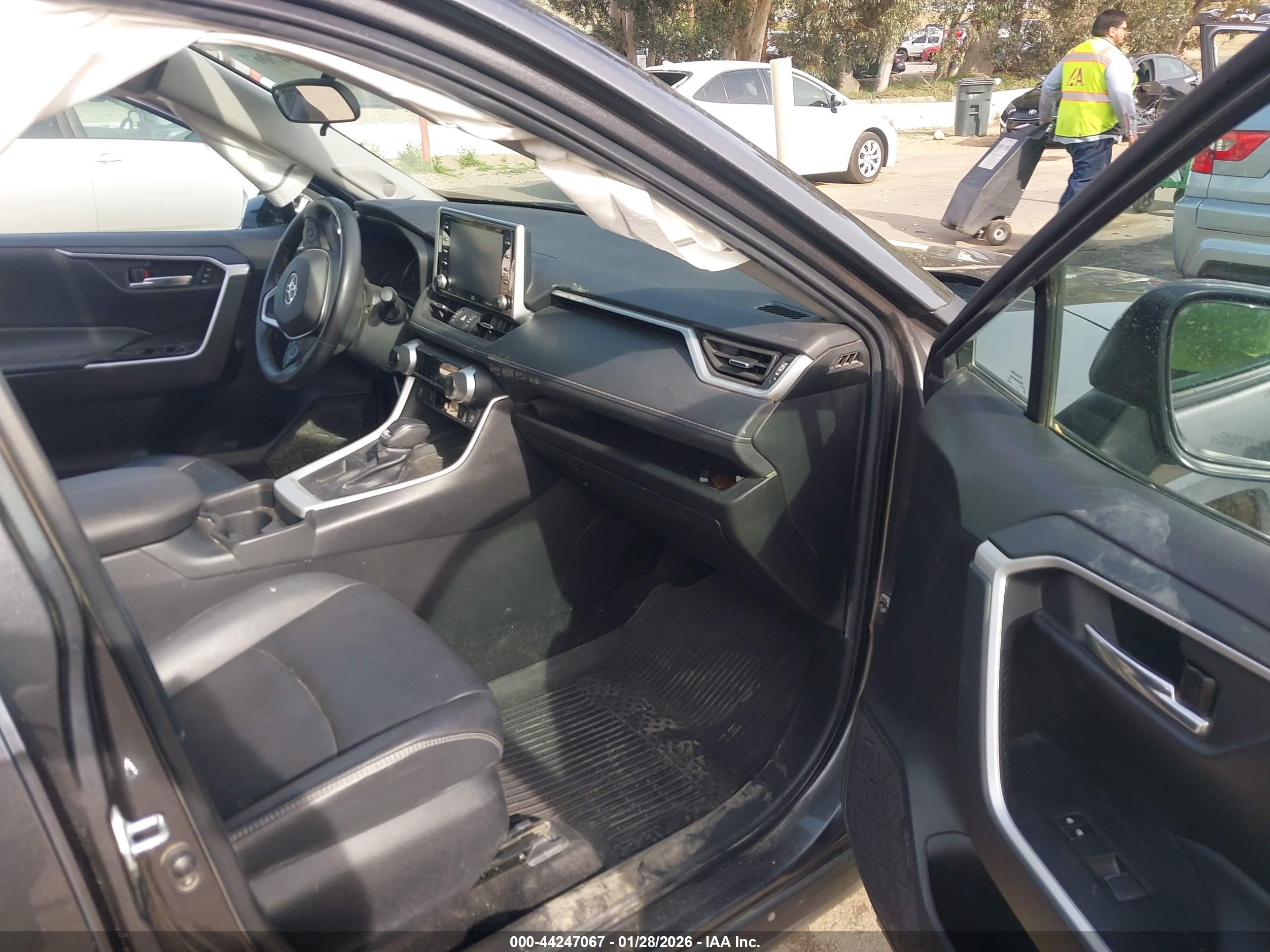 TOYOTA RAV4 image 5