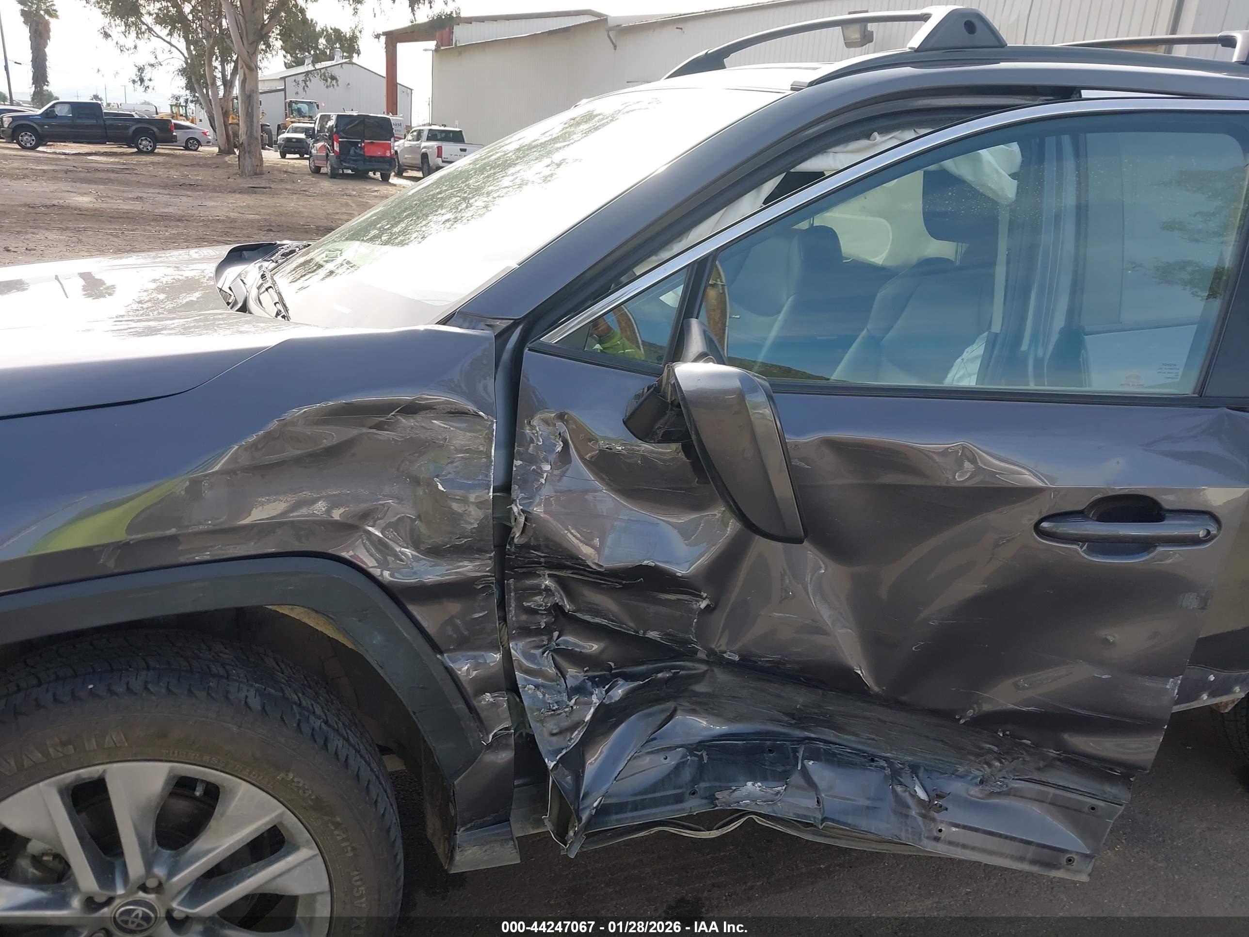 TOYOTA RAV4 image 6