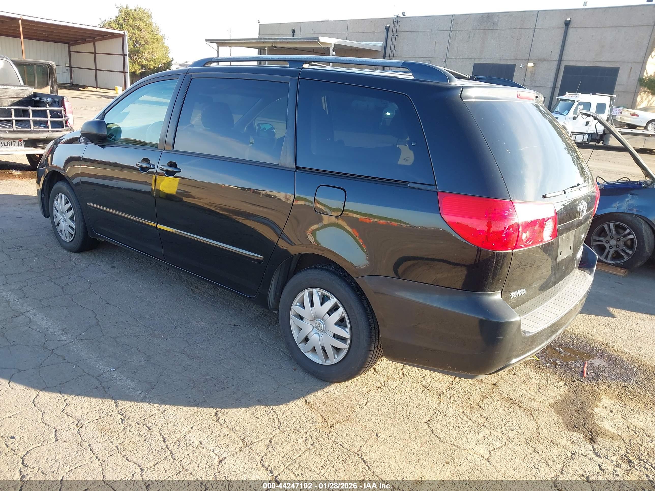TOYOTA SIENNA image 3