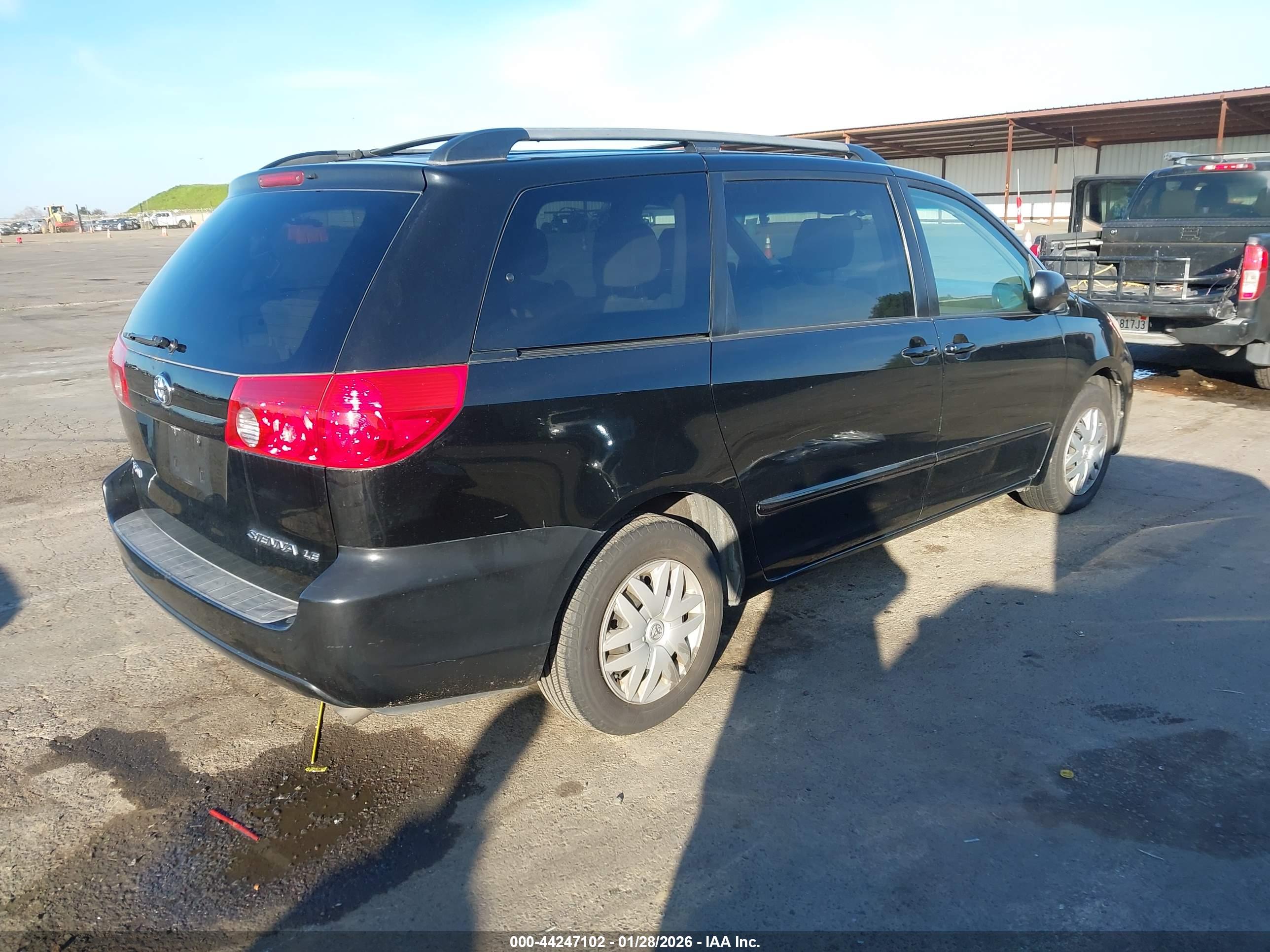 TOYOTA SIENNA image 4