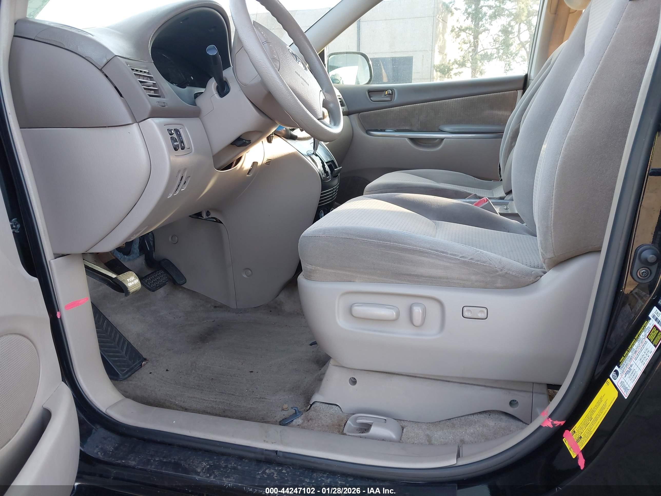 TOYOTA SIENNA image 6