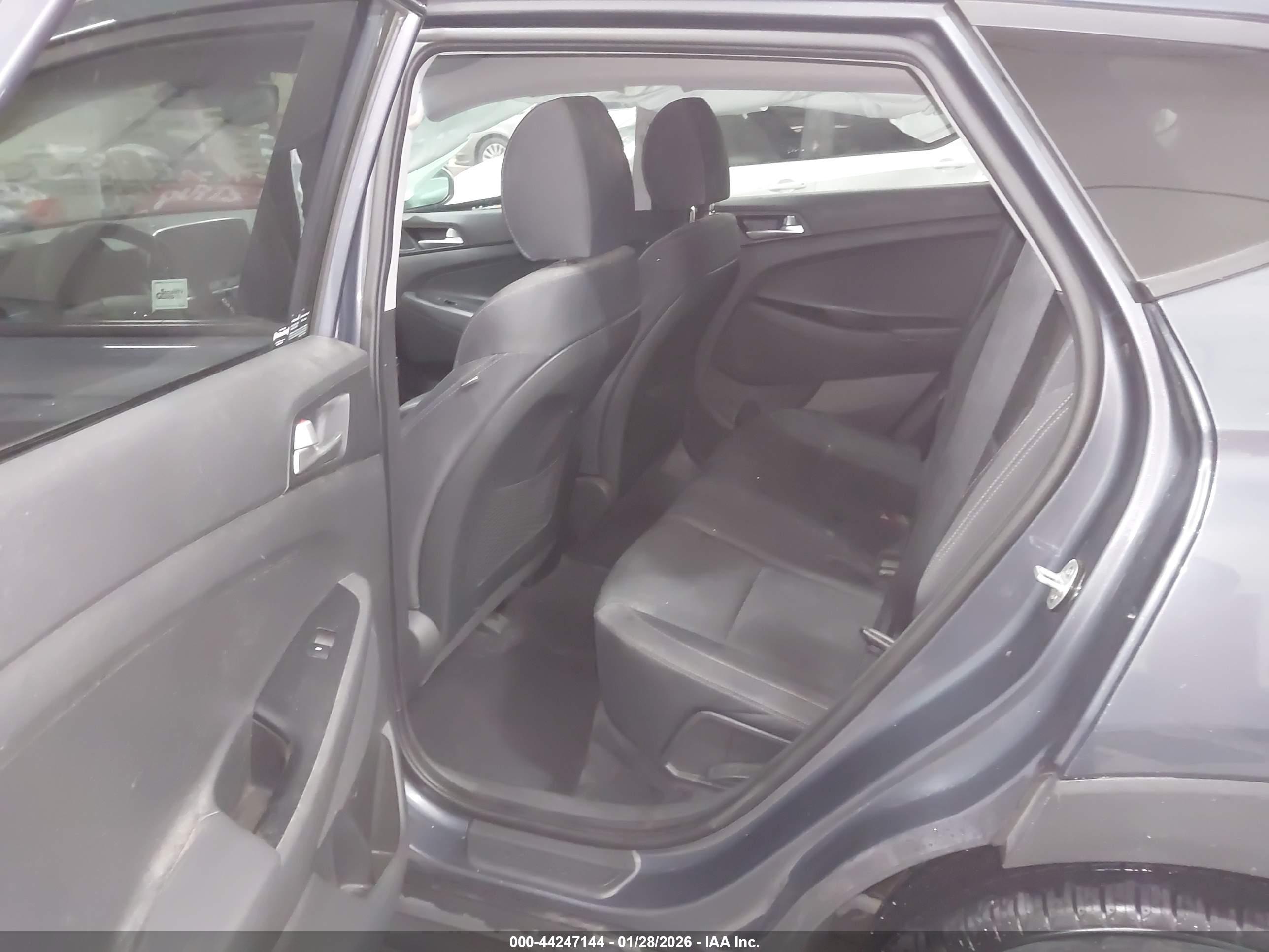 HYUNDAI TUCSON image 8