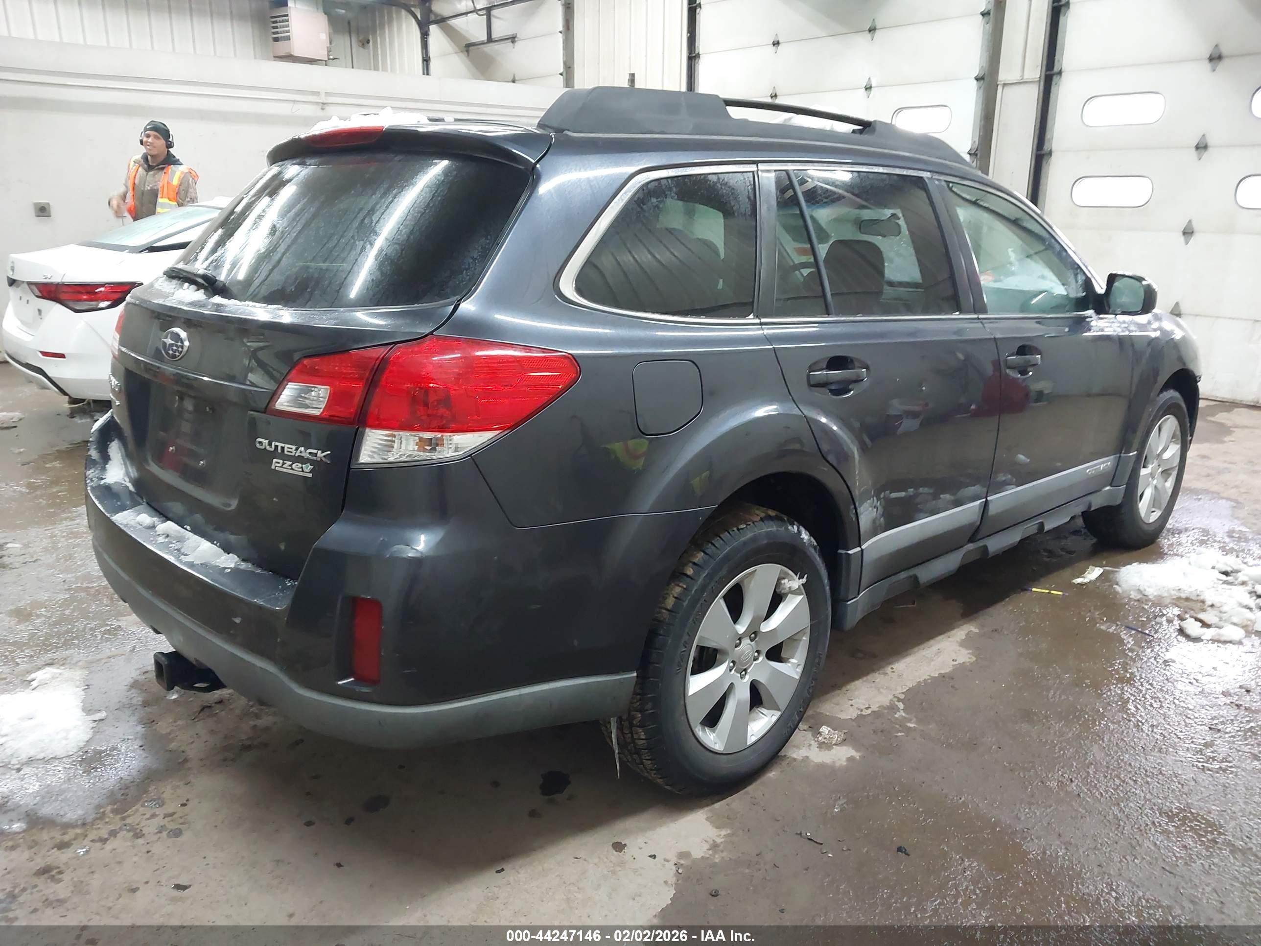 SUBARU OUTBACK image 4