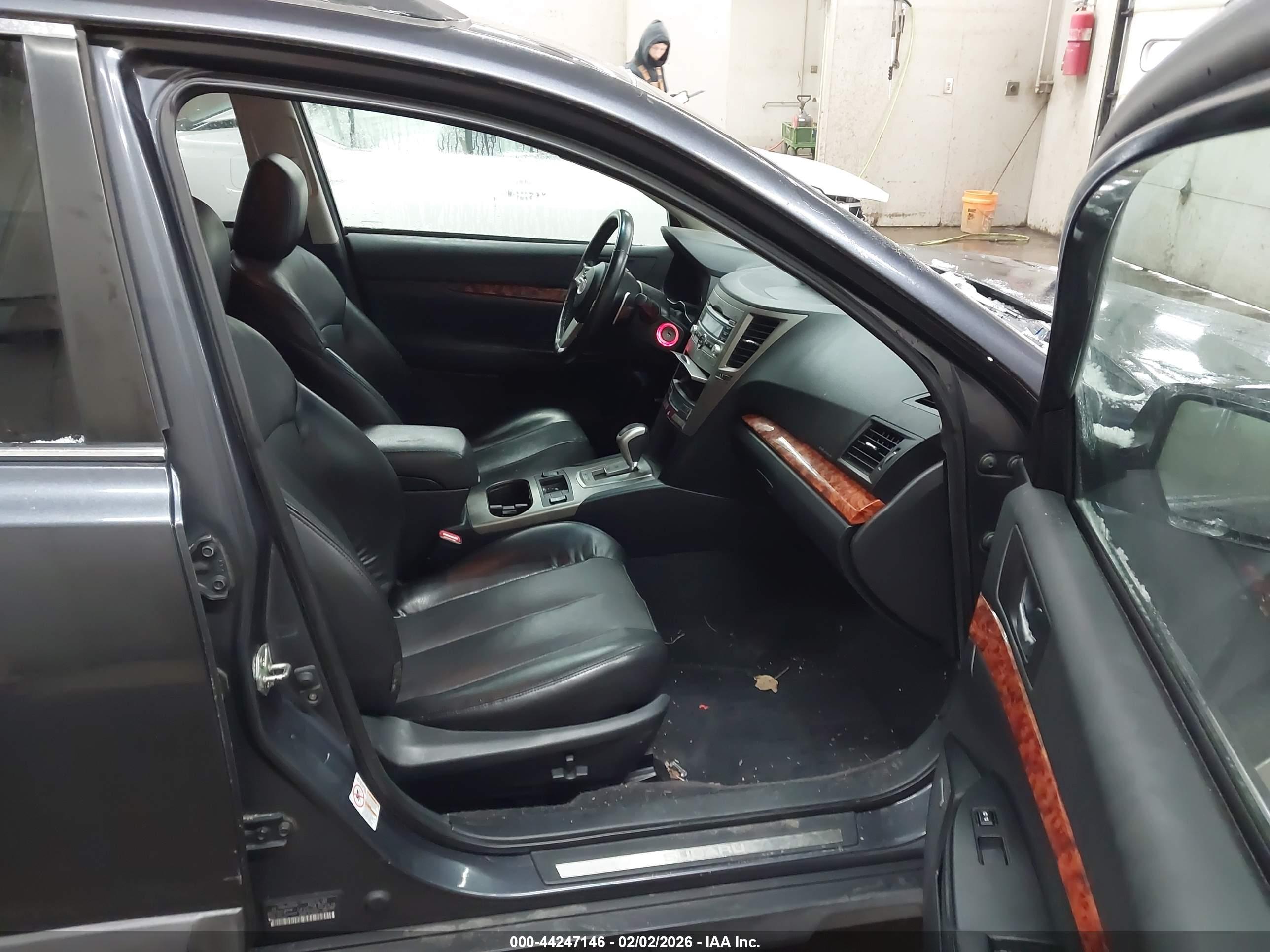 SUBARU OUTBACK image 5