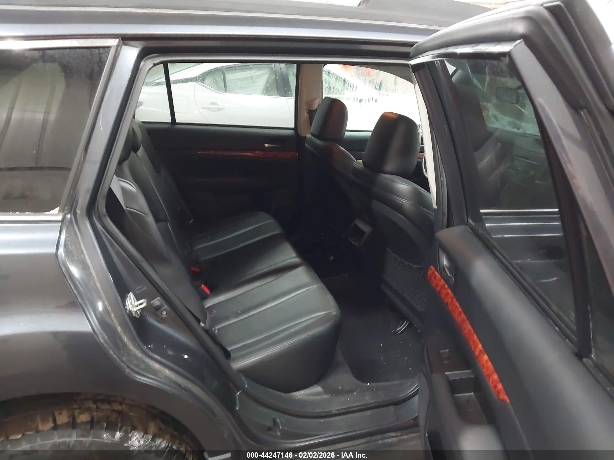 SUBARU OUTBACK image 8