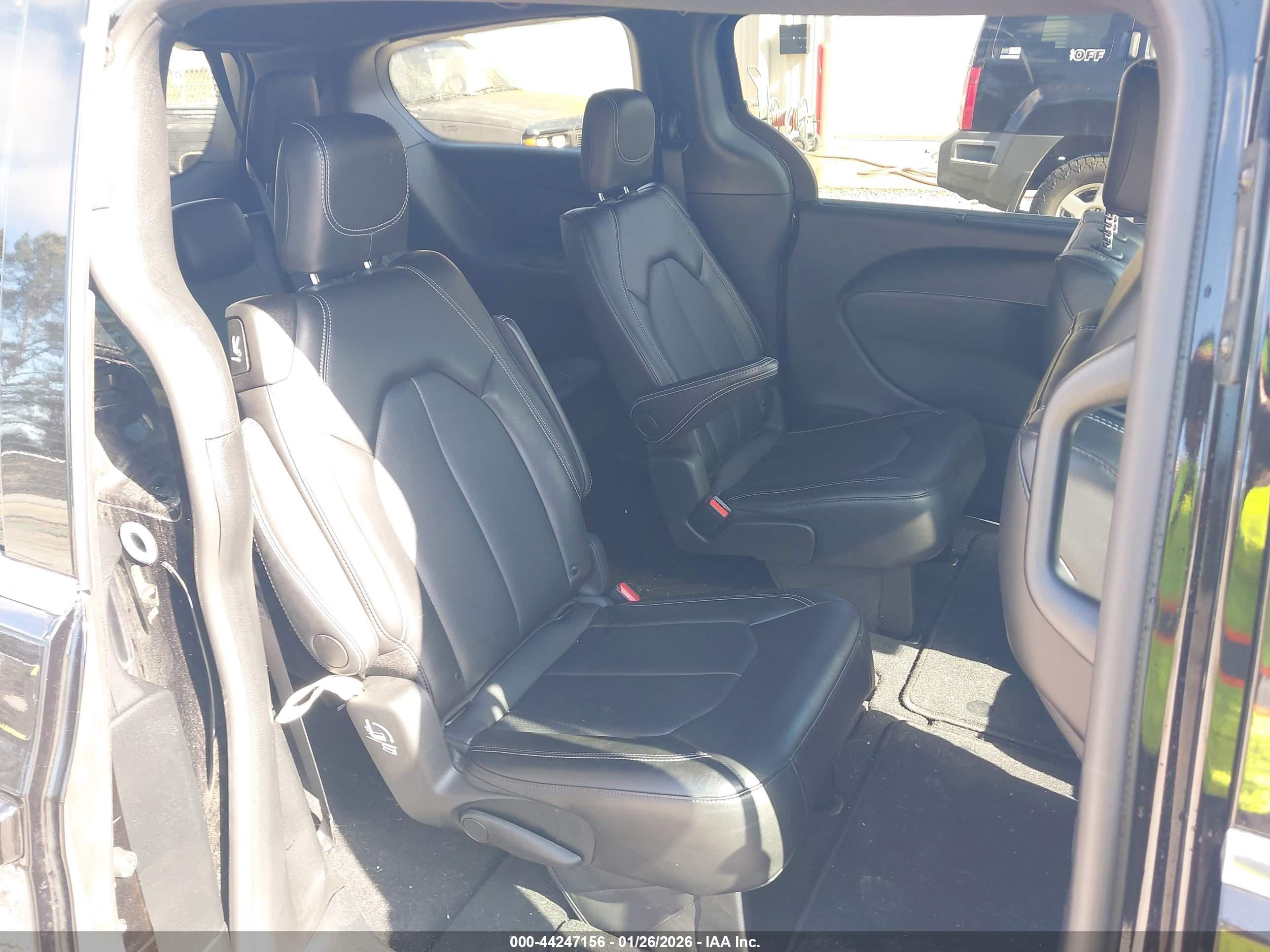 CHRYSLER PACIFICA image 8