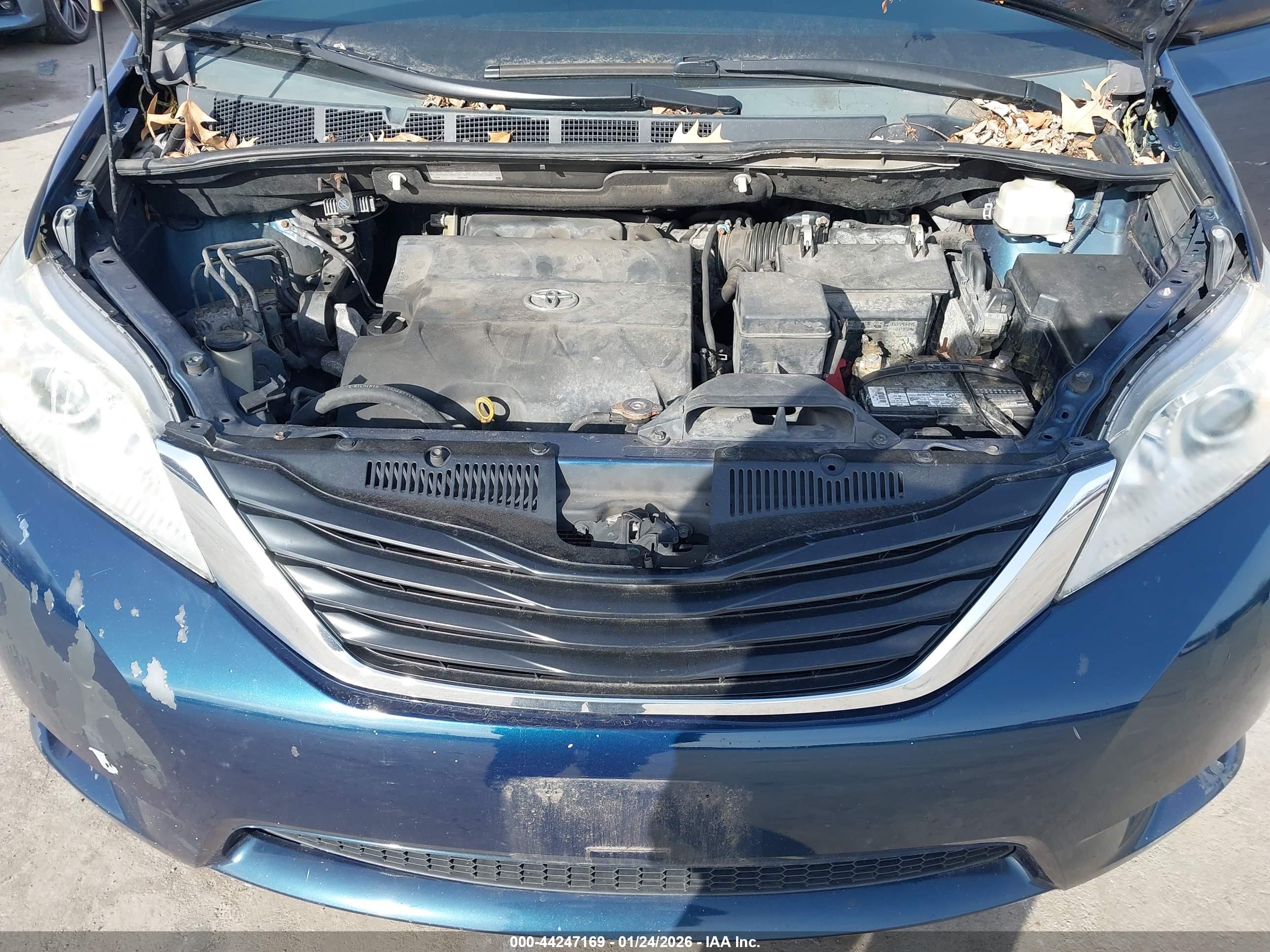 TOYOTA SIENNA image 10