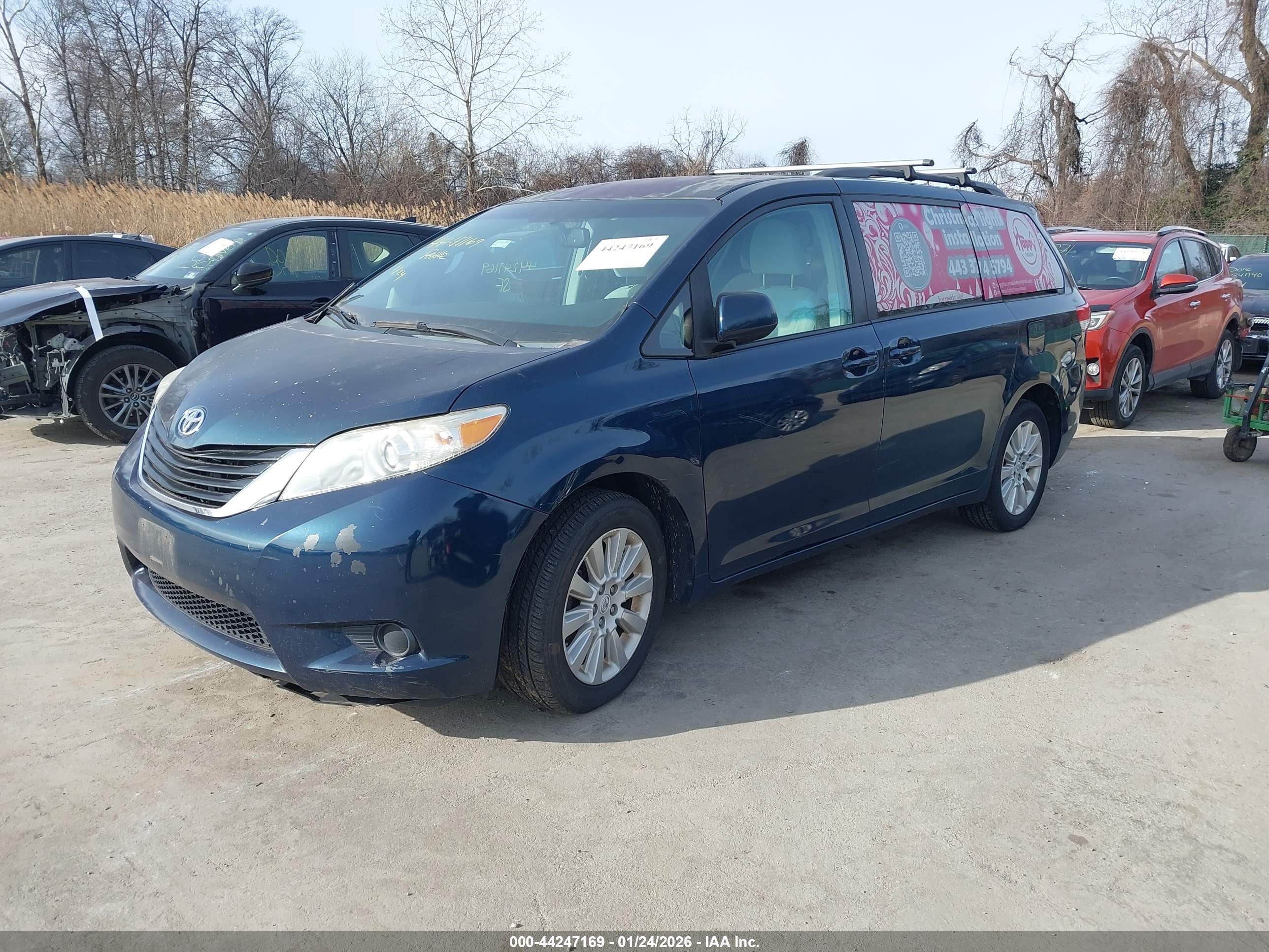 TOYOTA SIENNA image 2