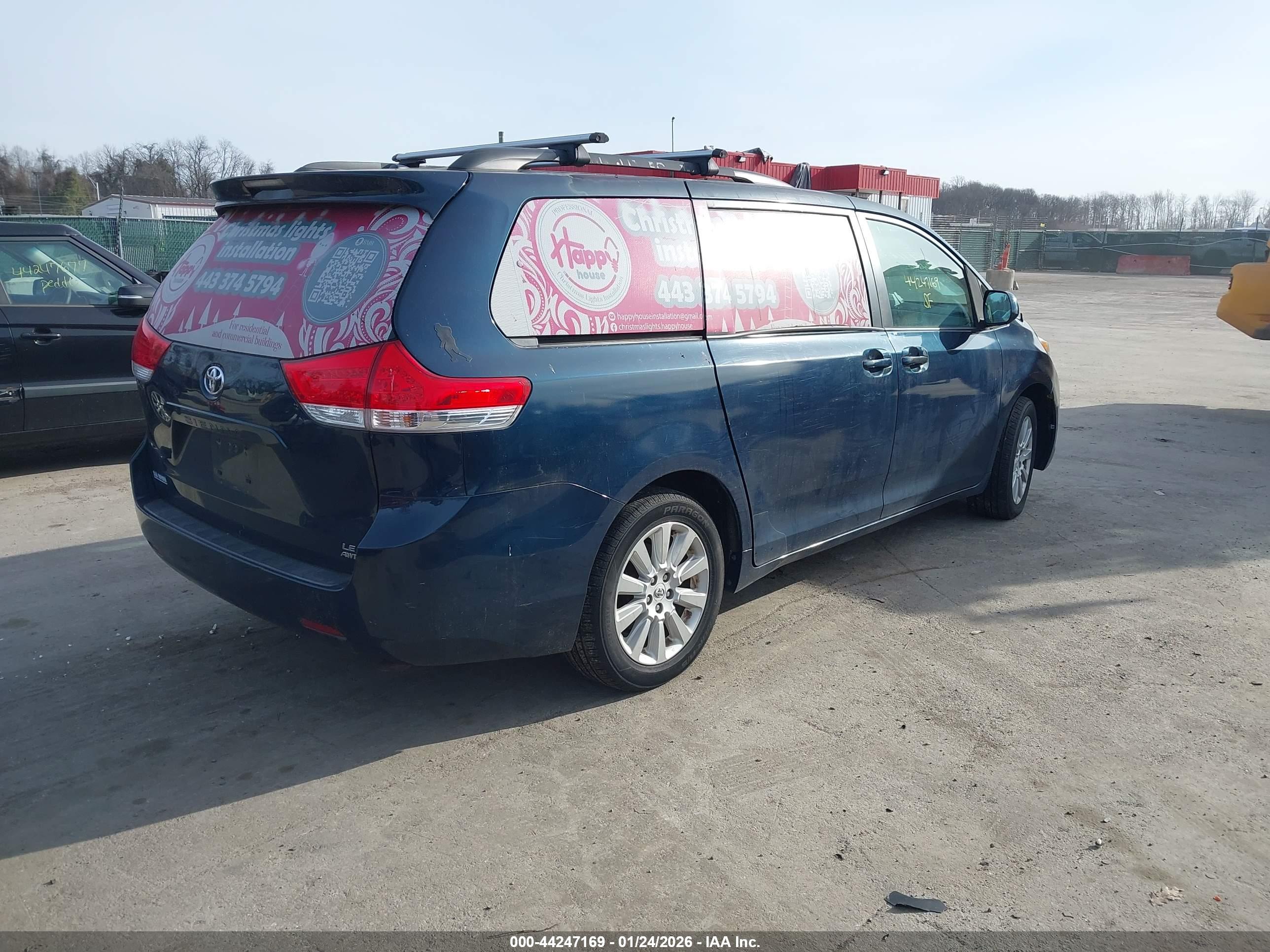 TOYOTA SIENNA image 4