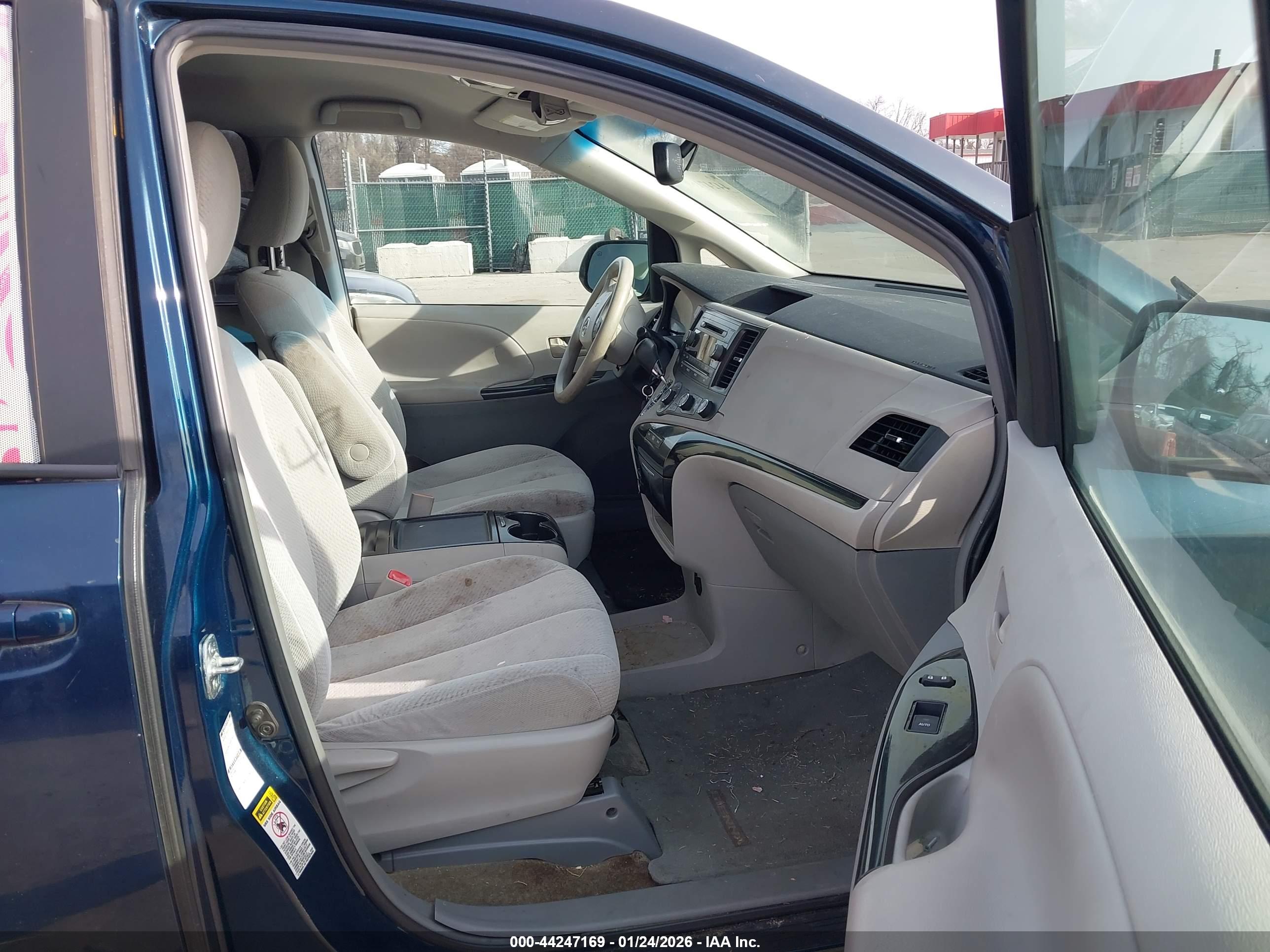 TOYOTA SIENNA image 5