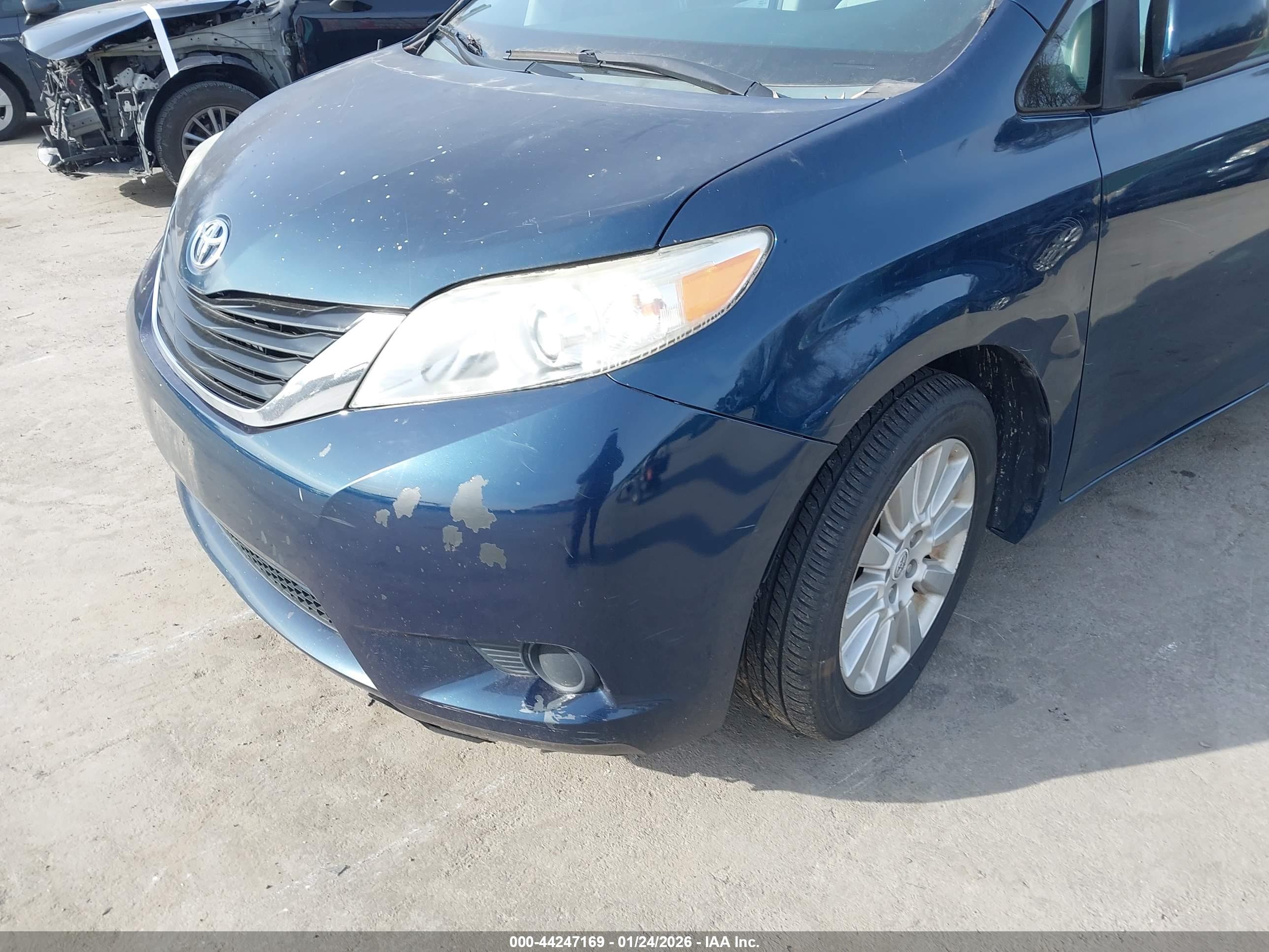 TOYOTA SIENNA image 6
