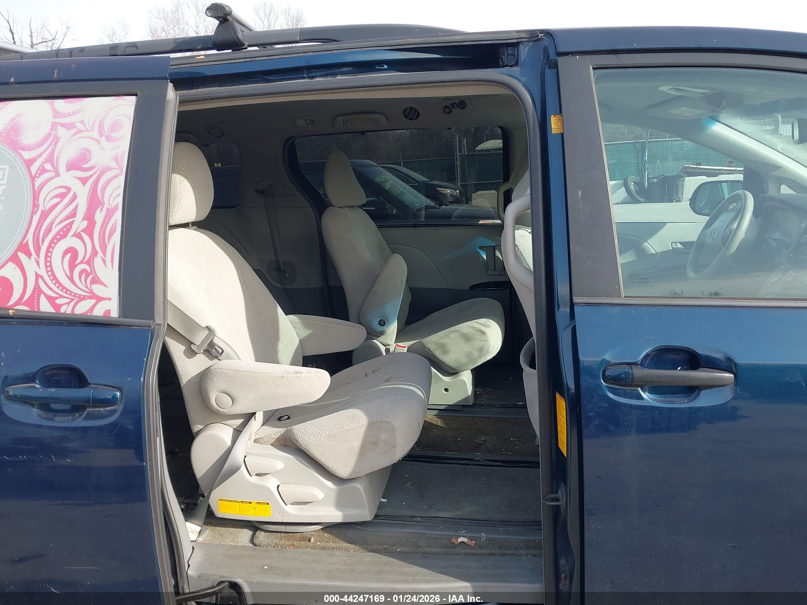 TOYOTA SIENNA image 8