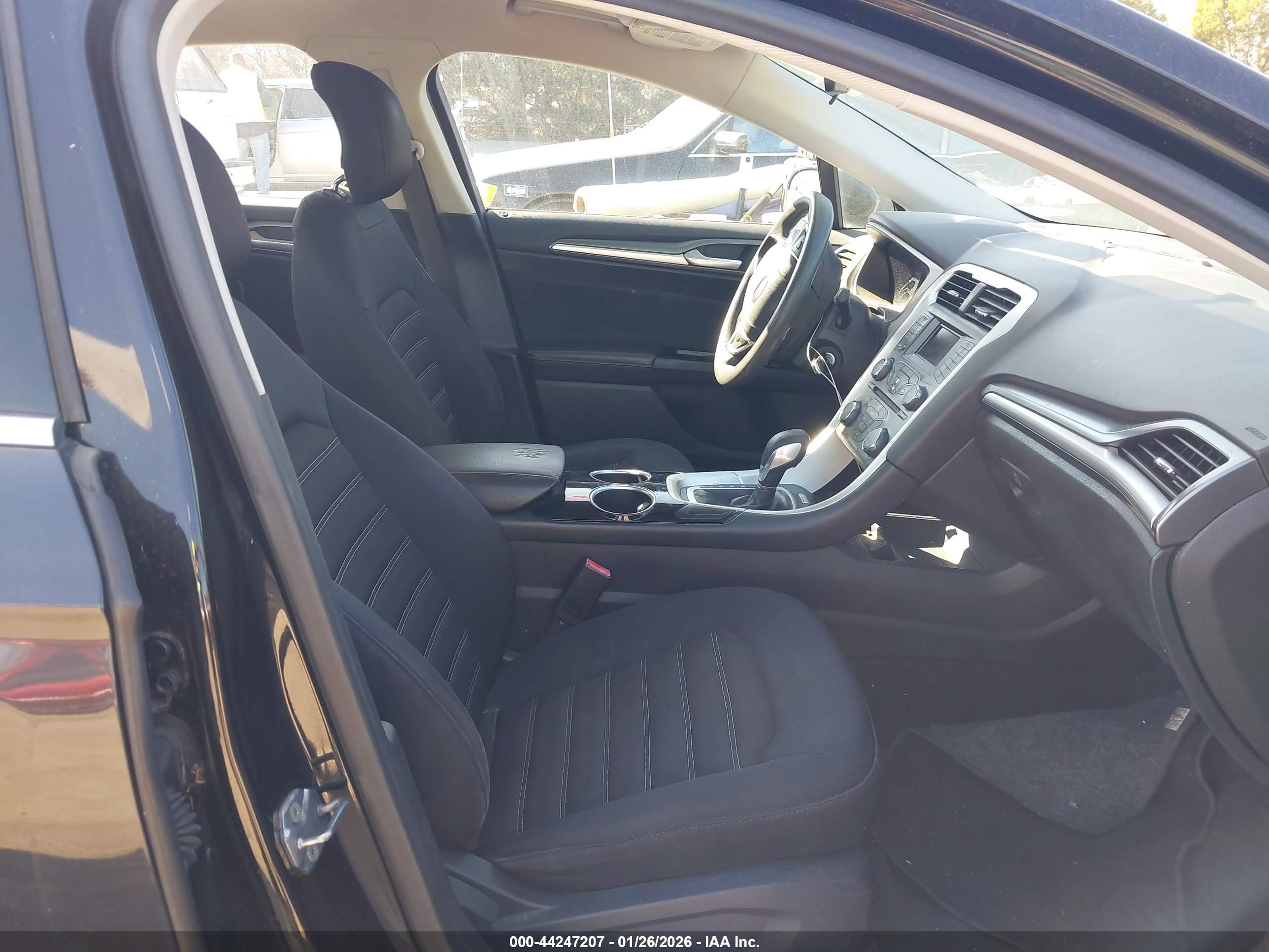 FORD FUSION image 5