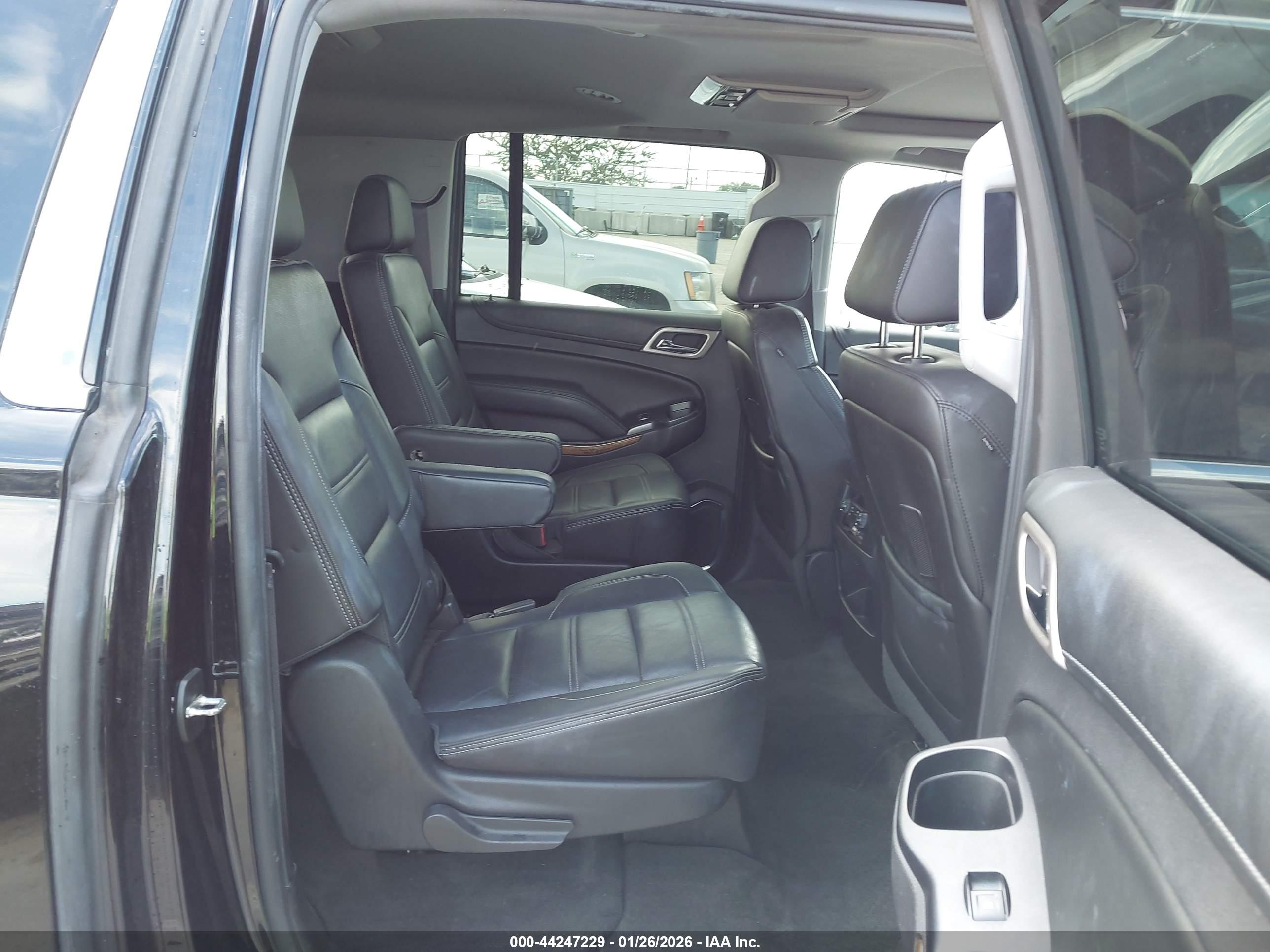 GMC YUKON image 8
