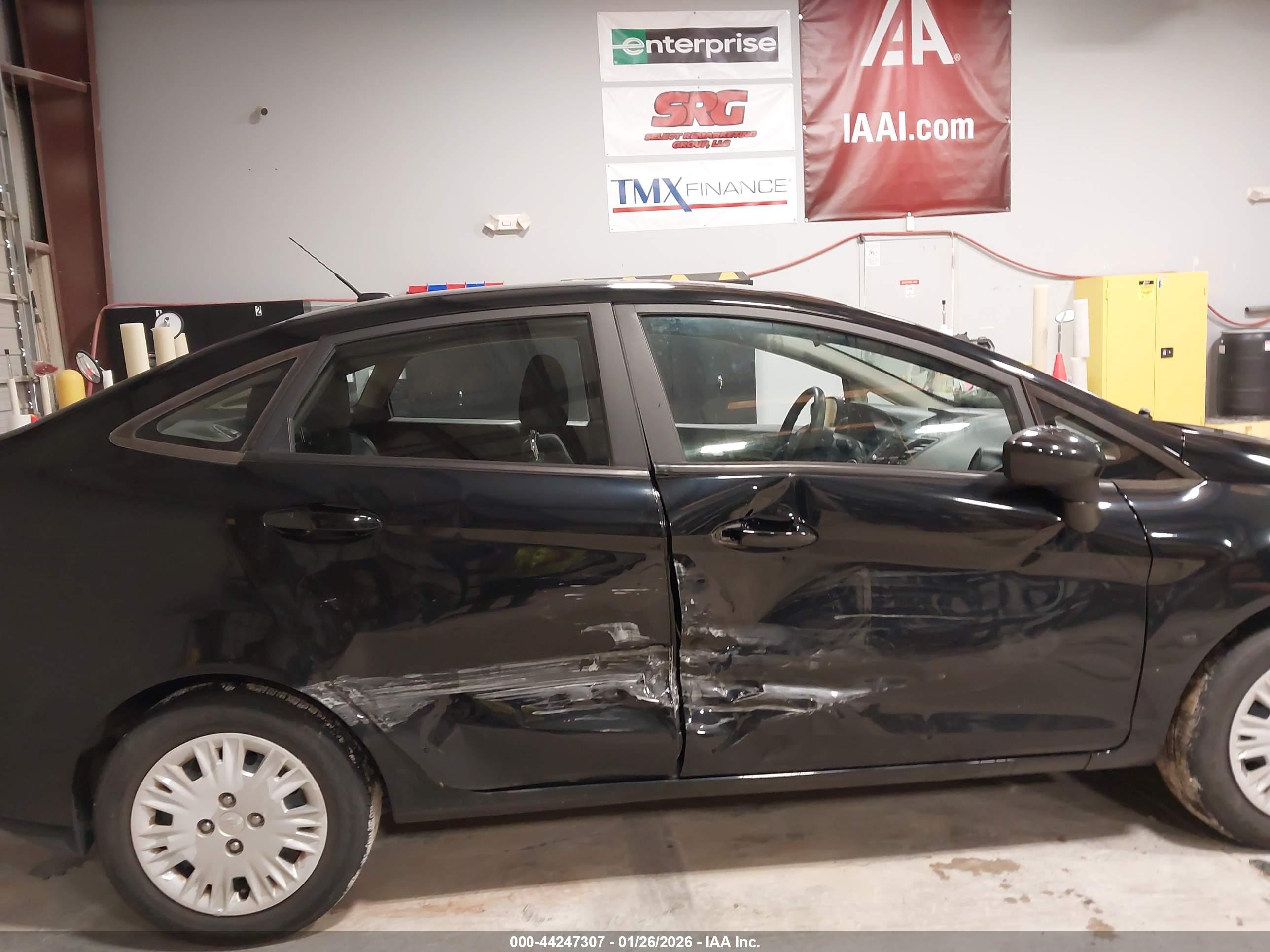 FORD FIESTA image 6