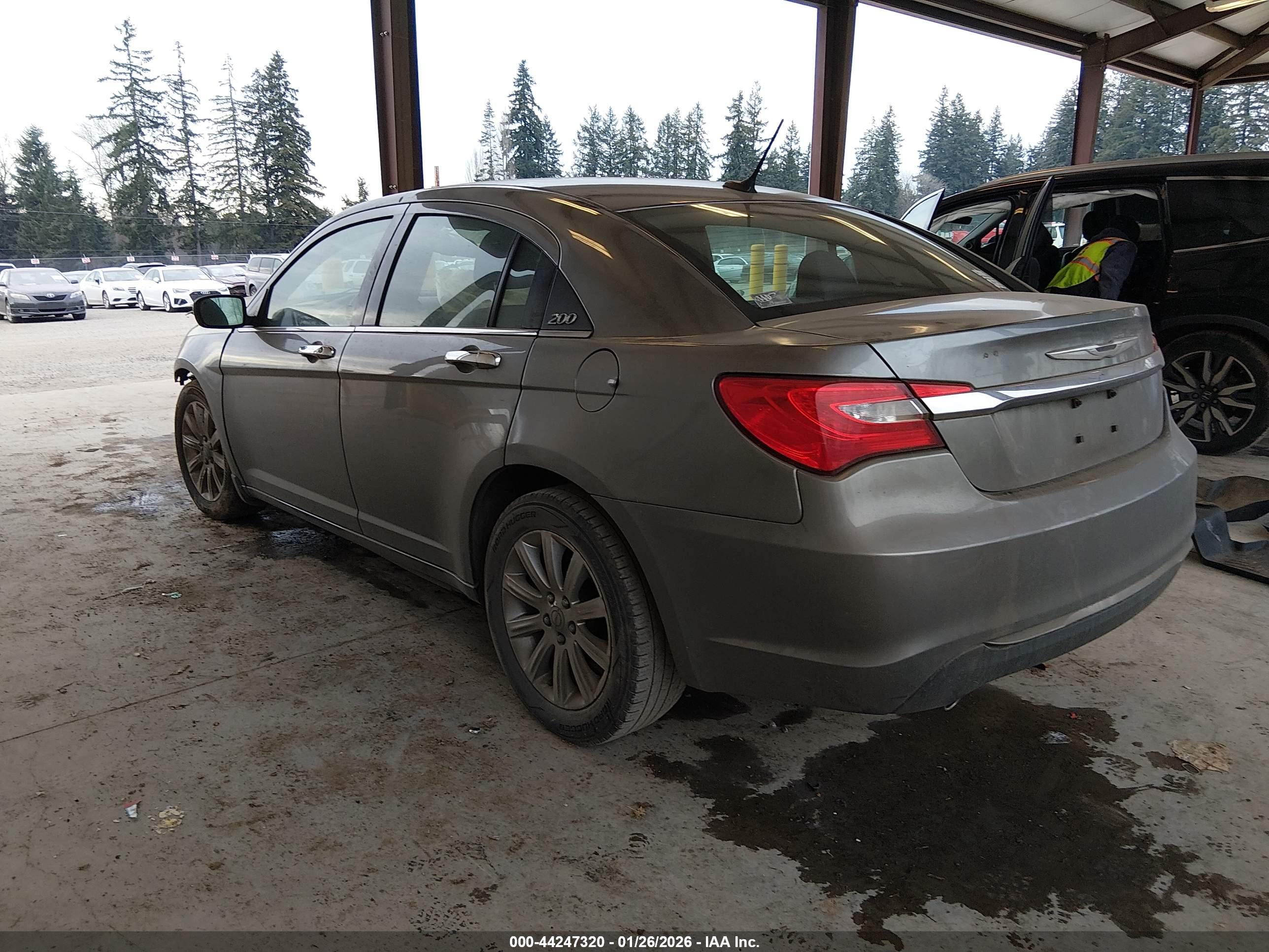 CHRYSLER 200 image 3