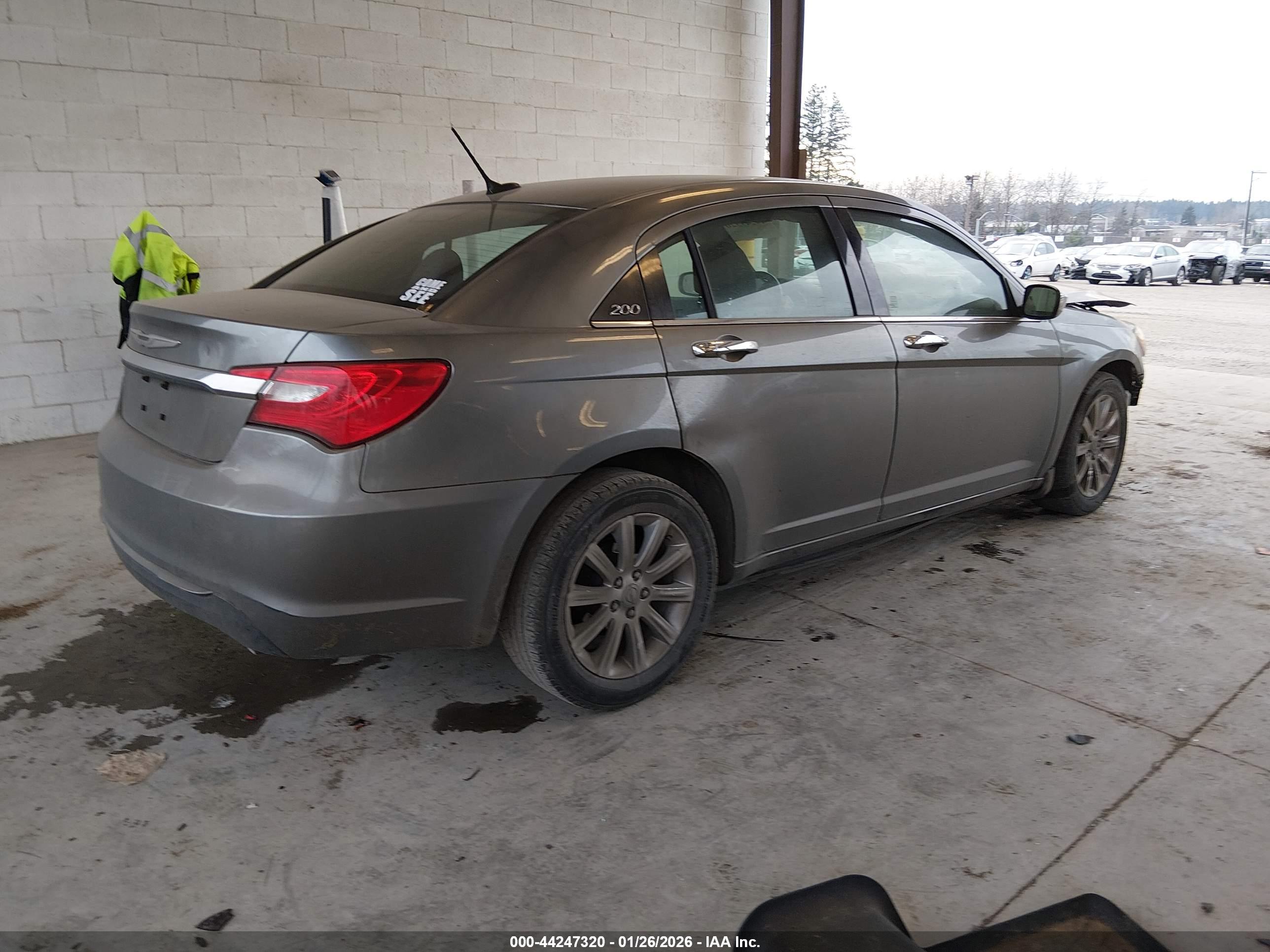 CHRYSLER 200 image 4