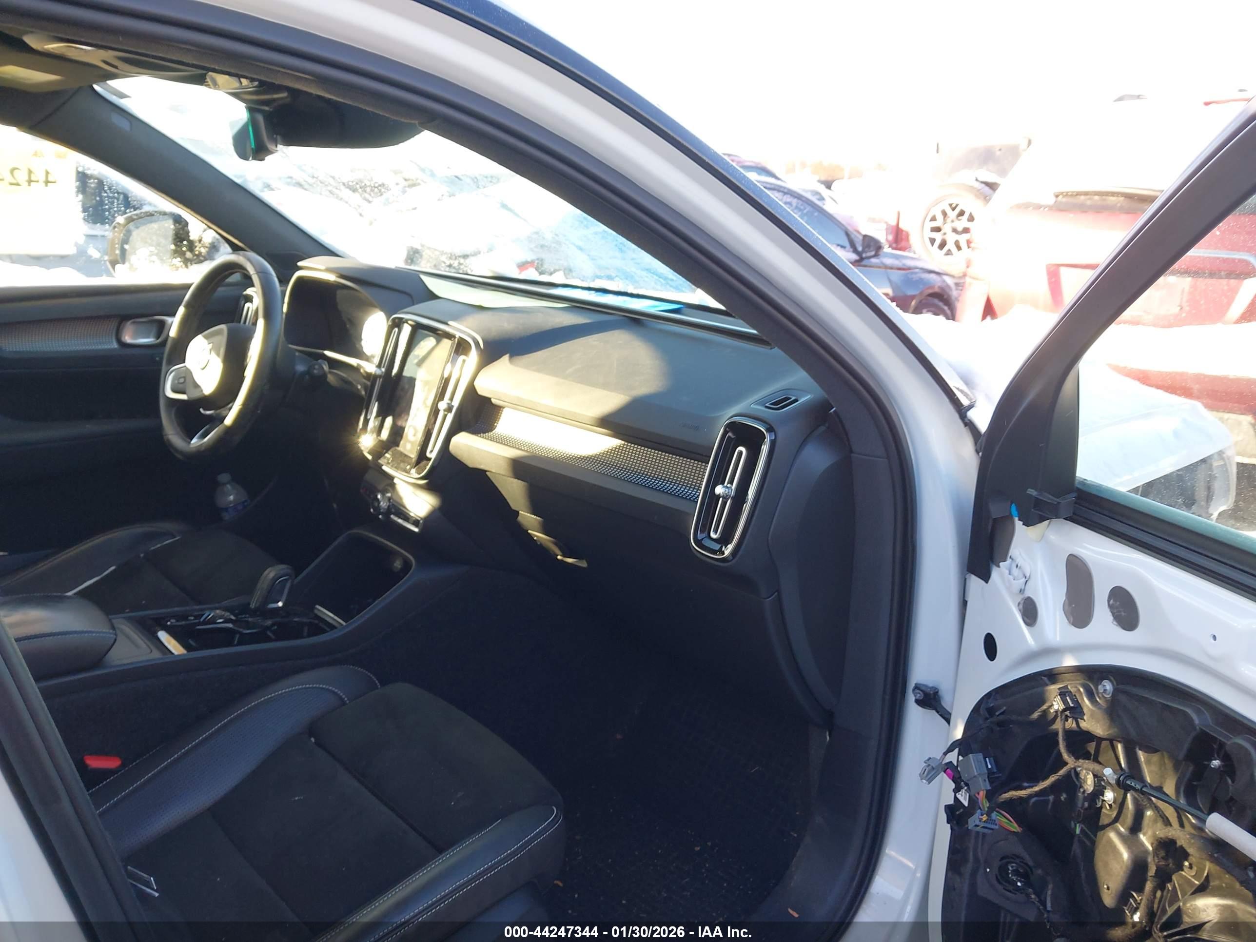 VOLVO XC40 image 5