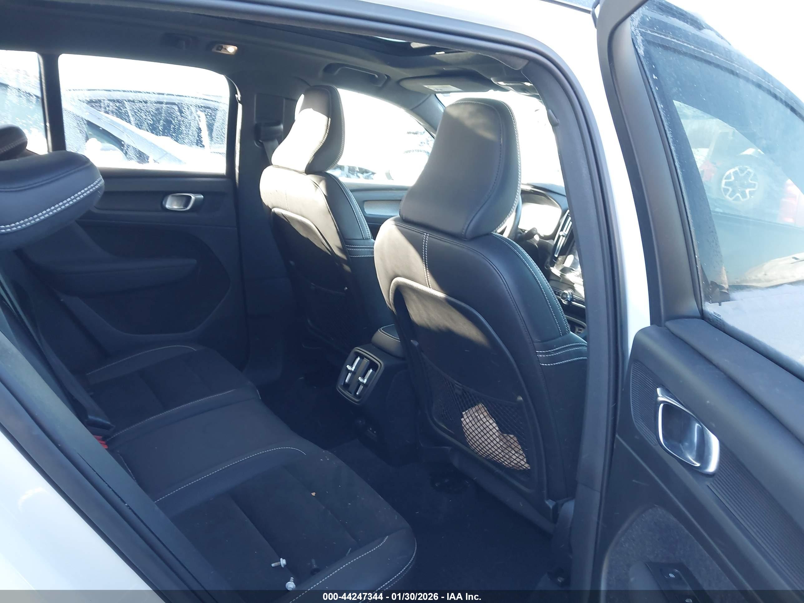 VOLVO XC40 image 8