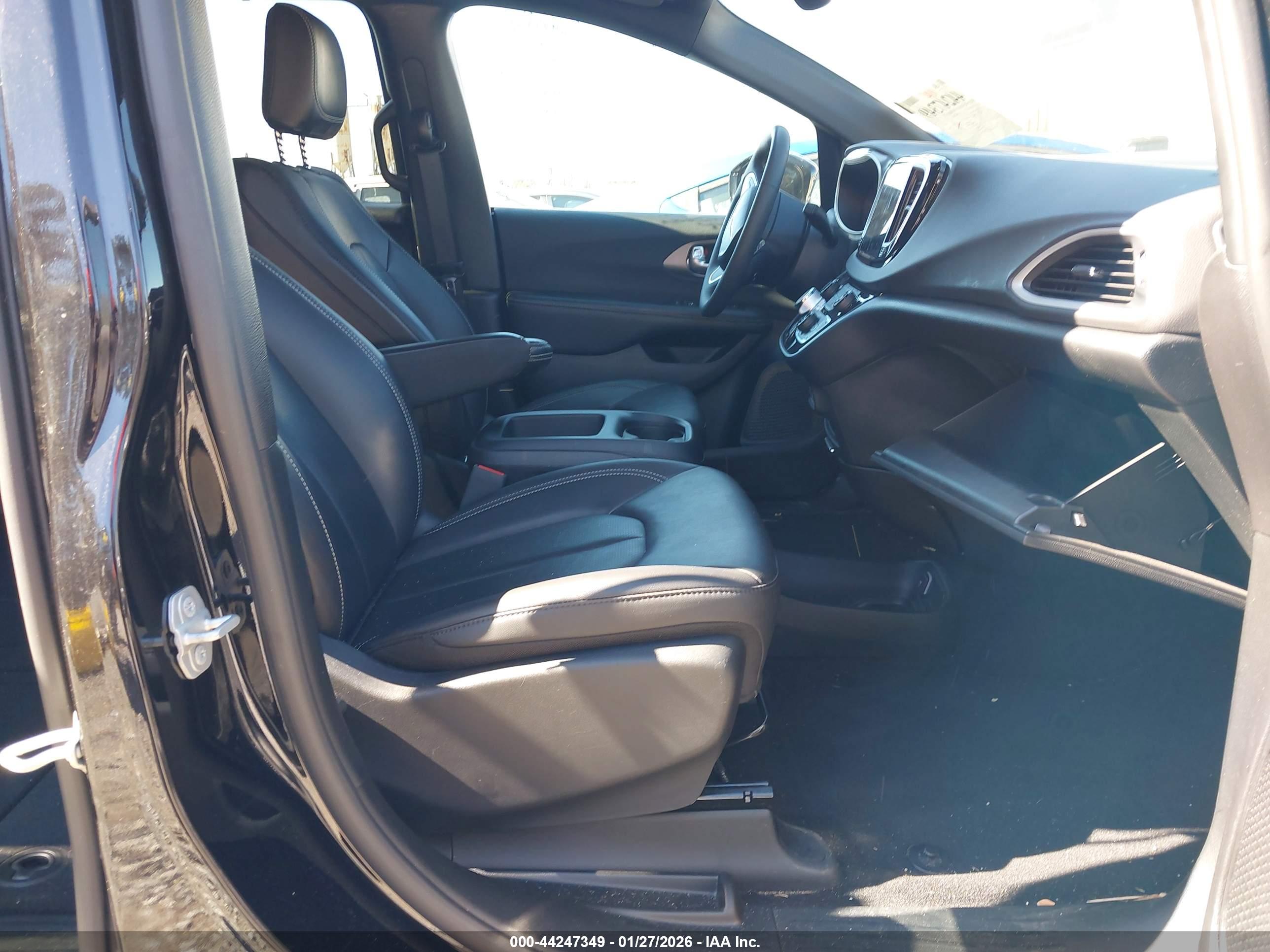 CHRYSLER PACIFICA image 5