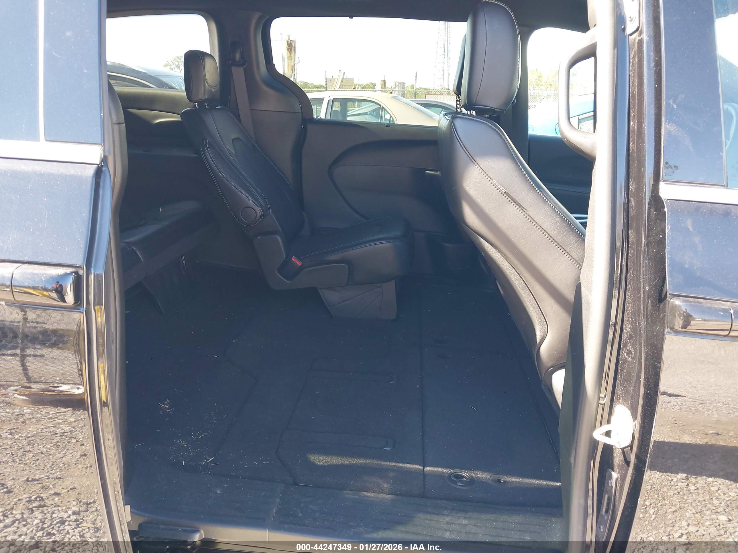 CHRYSLER PACIFICA image 8