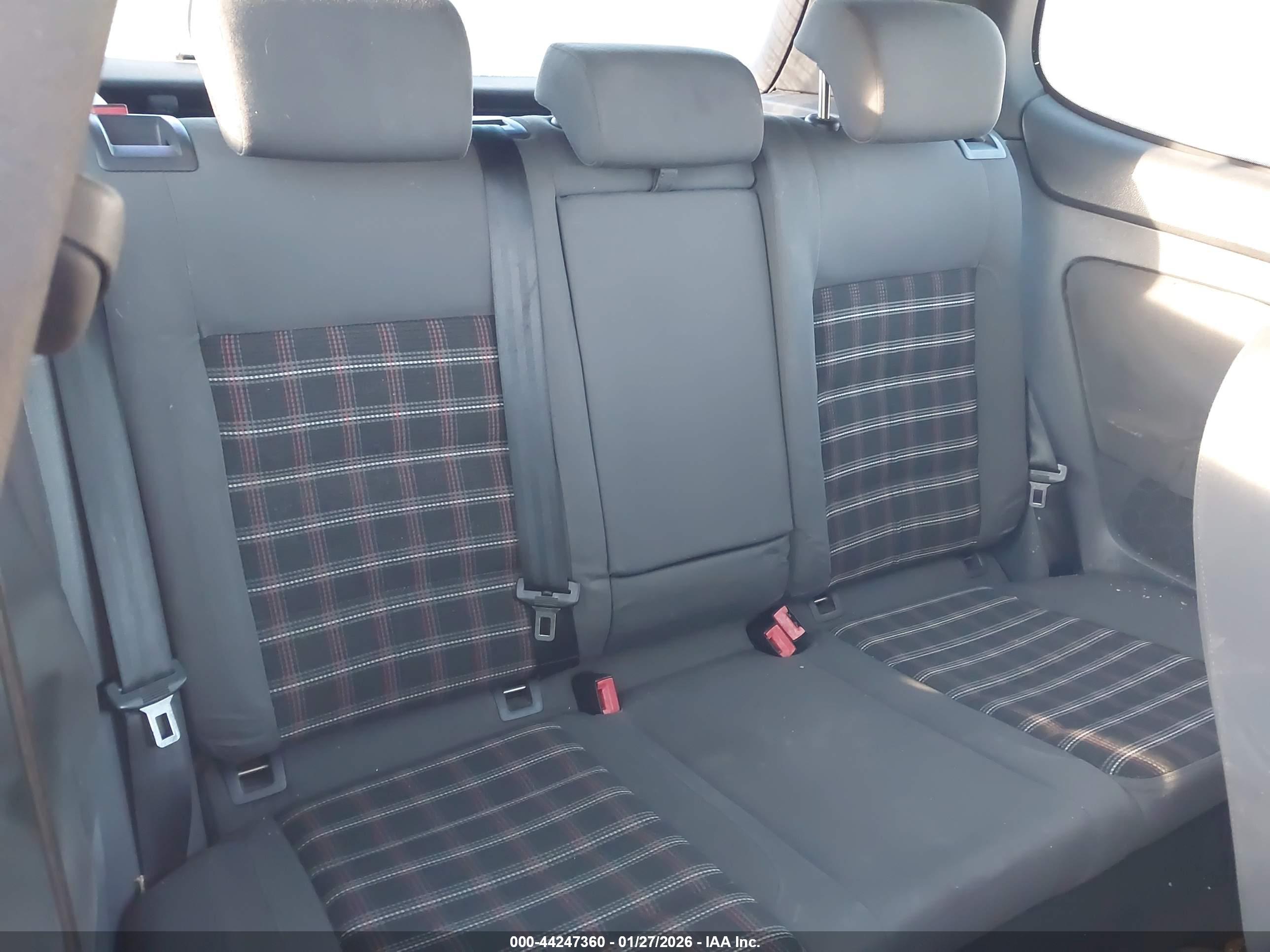 VOLKSWAGEN GTI image 8