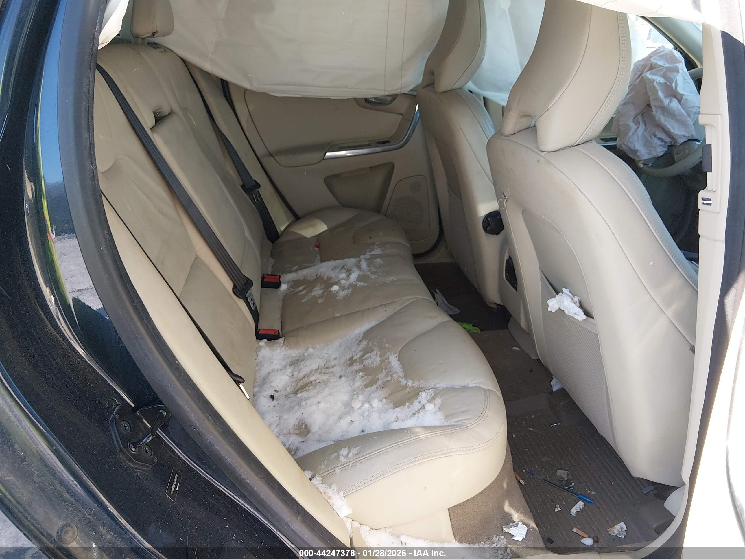 VOLVO XC60 image 8