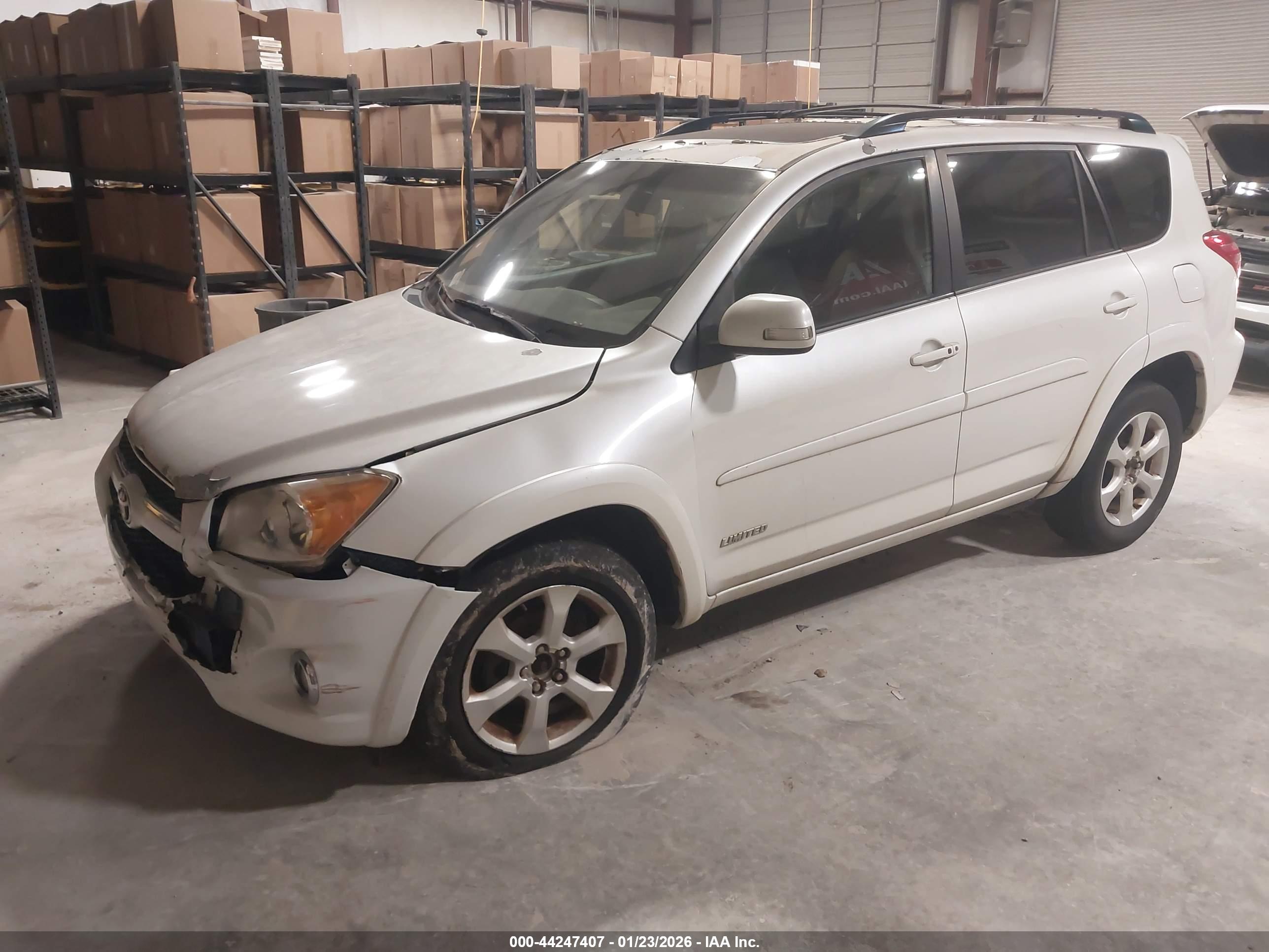 TOYOTA RAV4 image 2