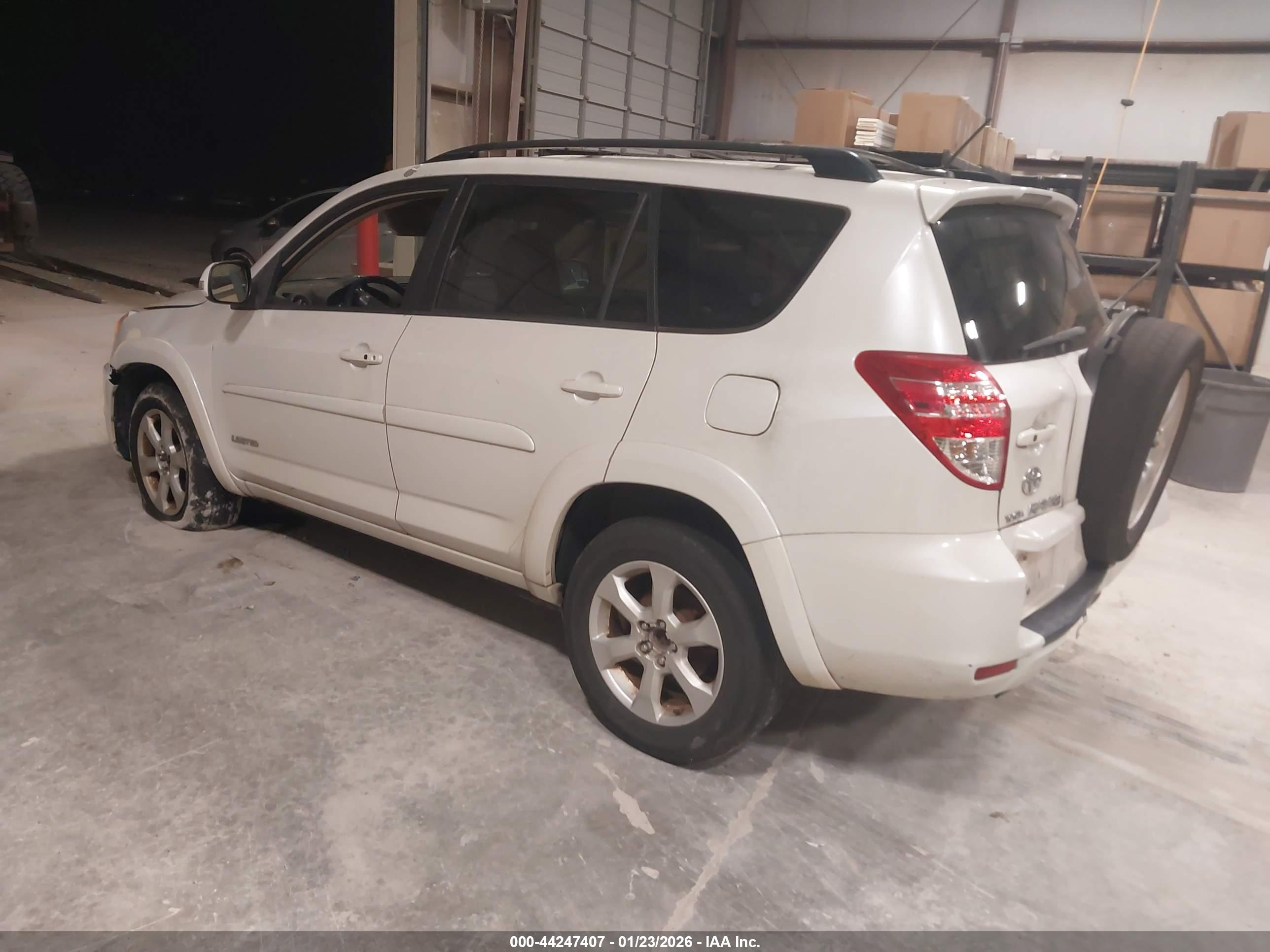 TOYOTA RAV4 image 3