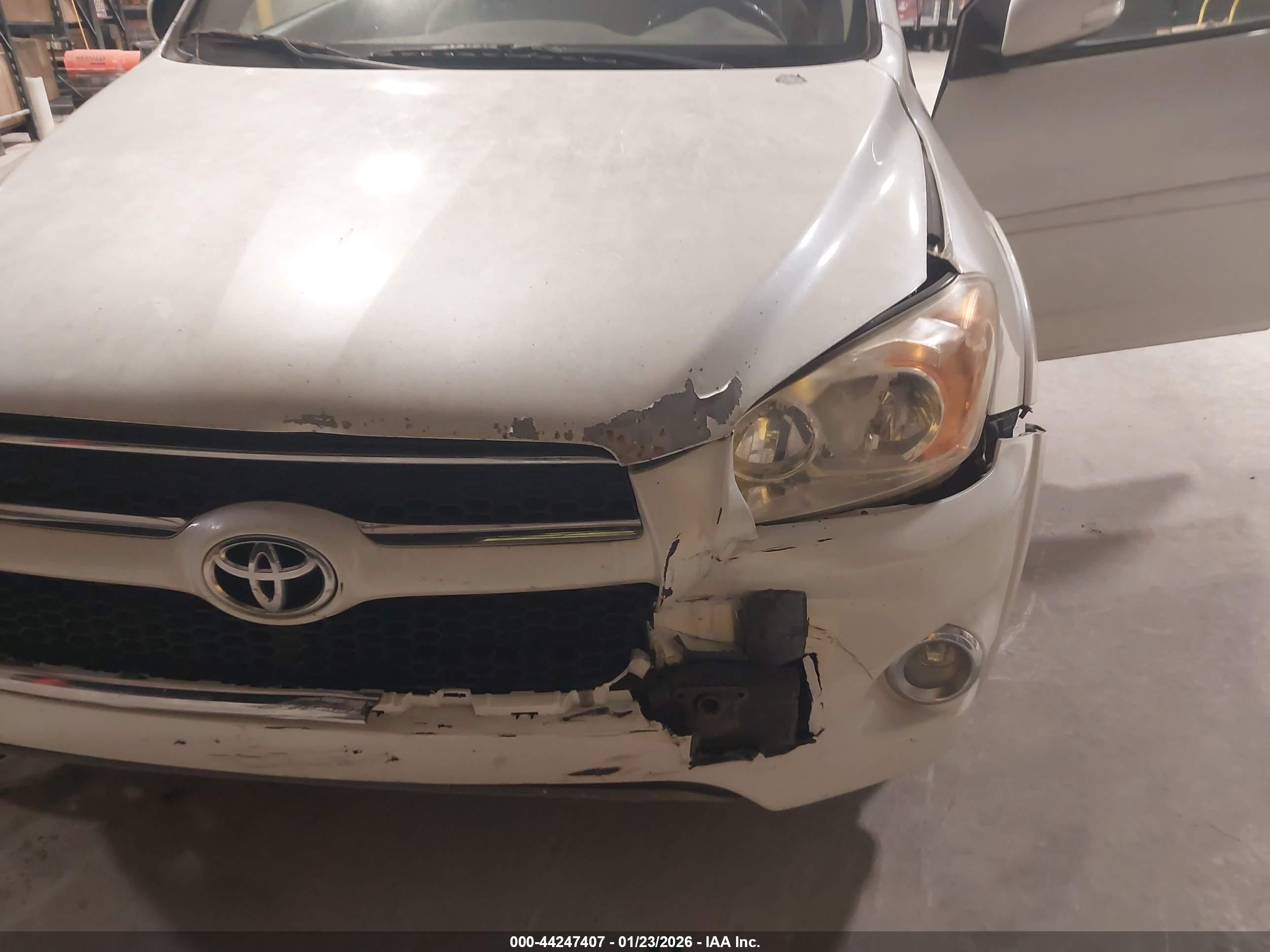 TOYOTA RAV4 image 6