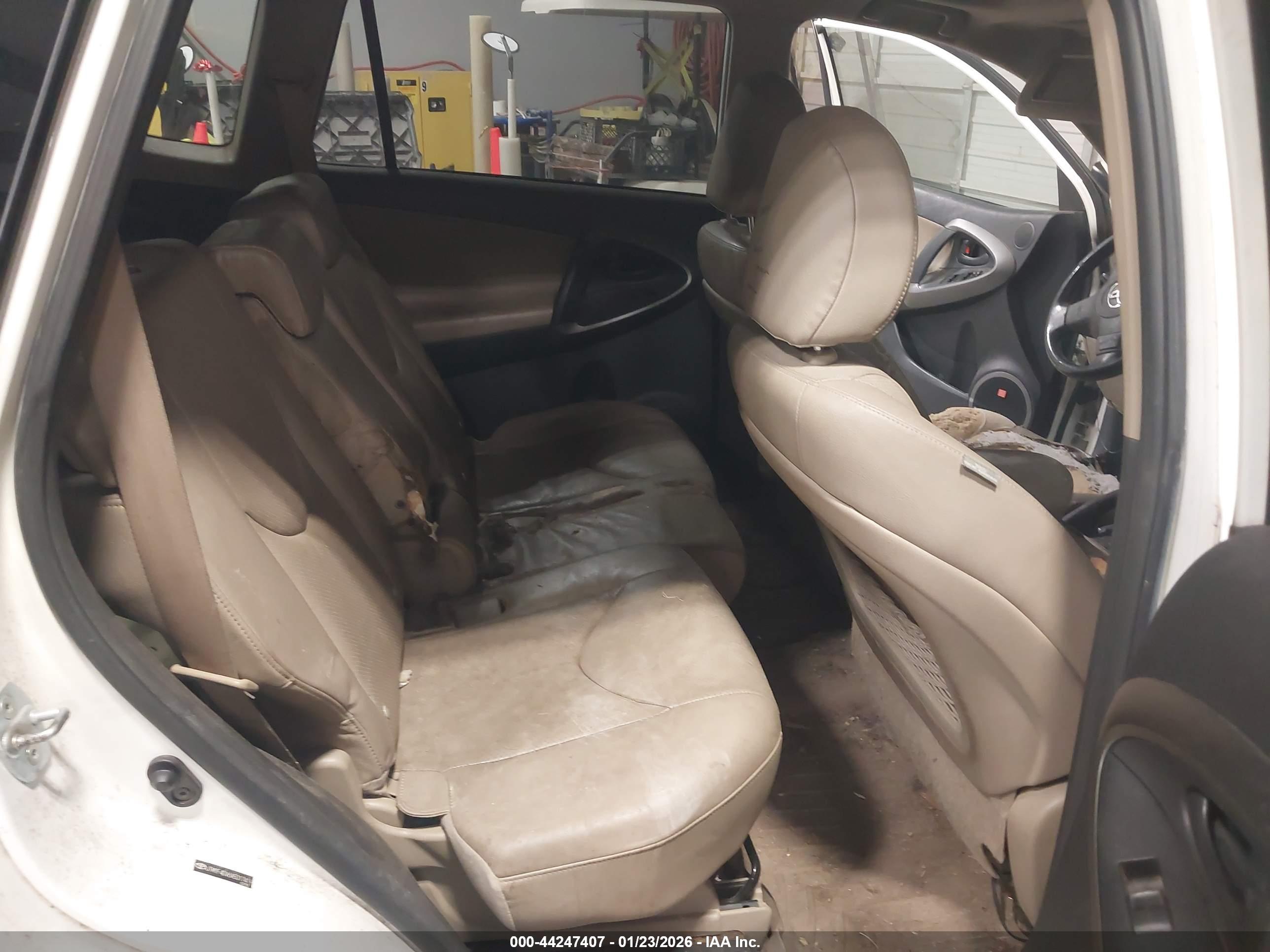 TOYOTA RAV4 image 8