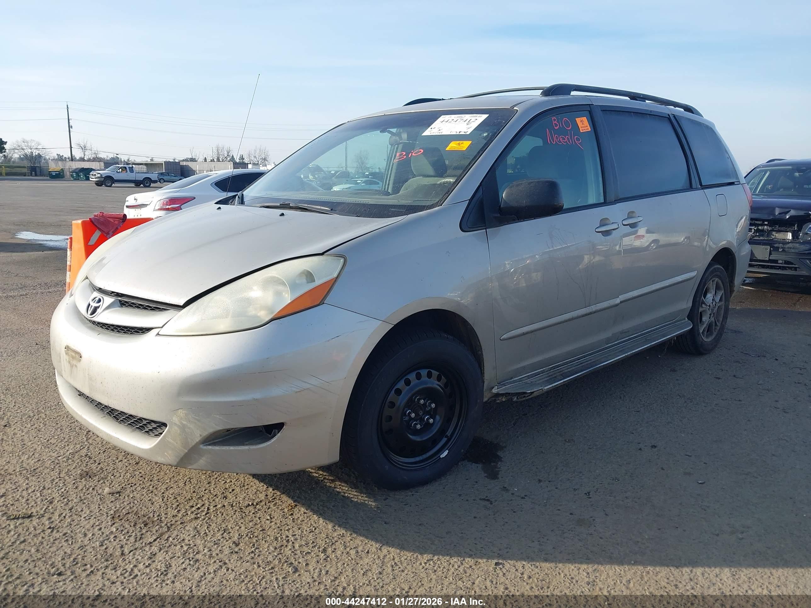 TOYOTA SIENNA image 2