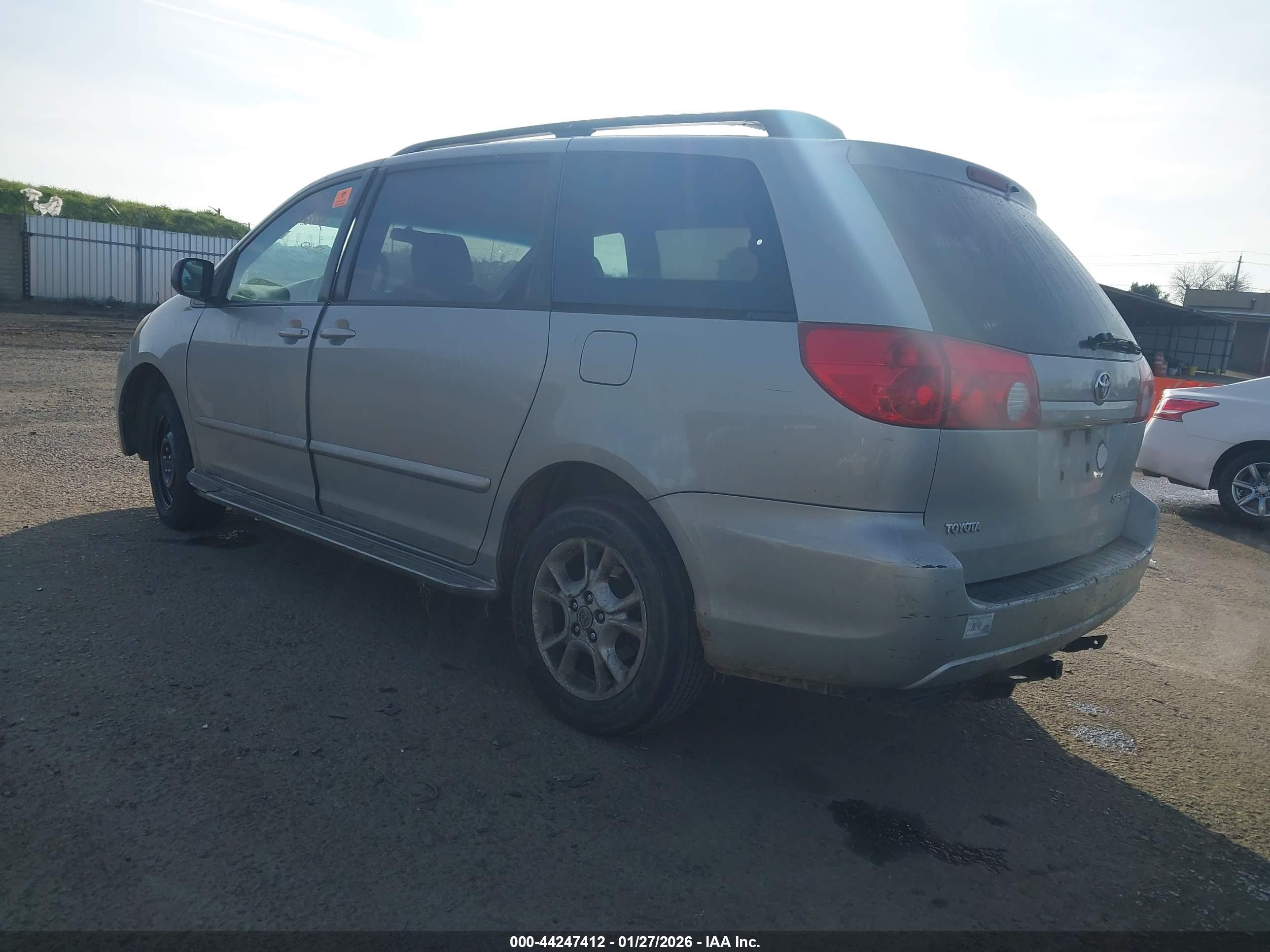 TOYOTA SIENNA image 3