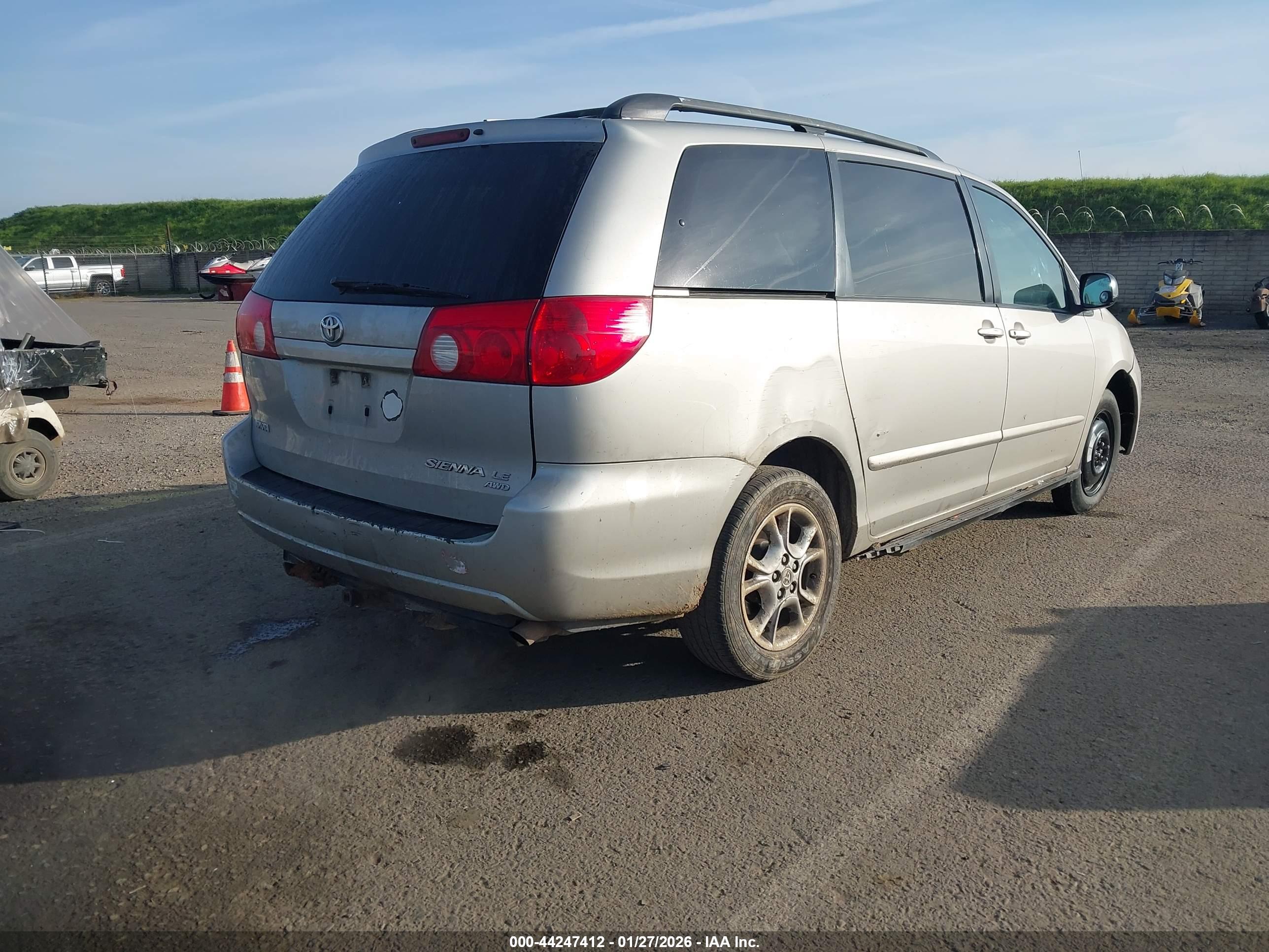 TOYOTA SIENNA image 4