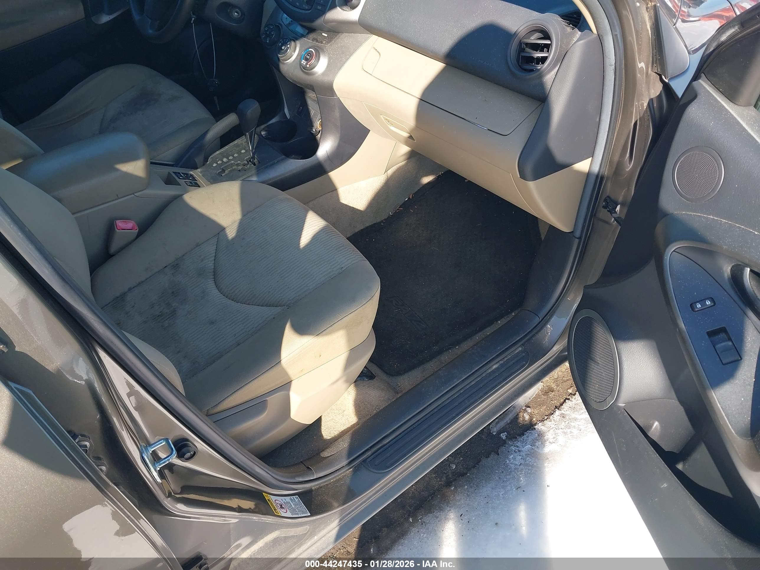 TOYOTA RAV4 image 5