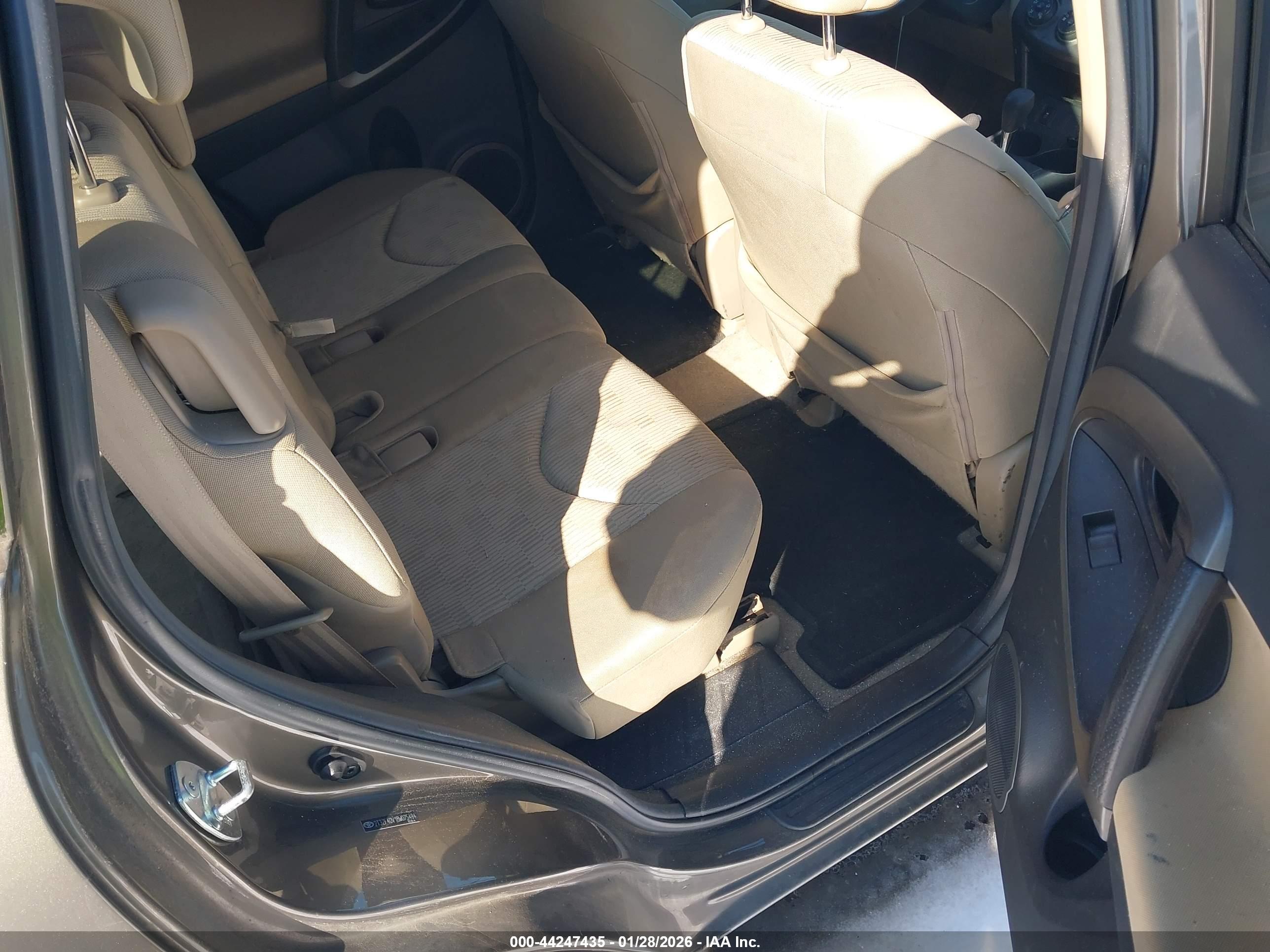 TOYOTA RAV4 image 8