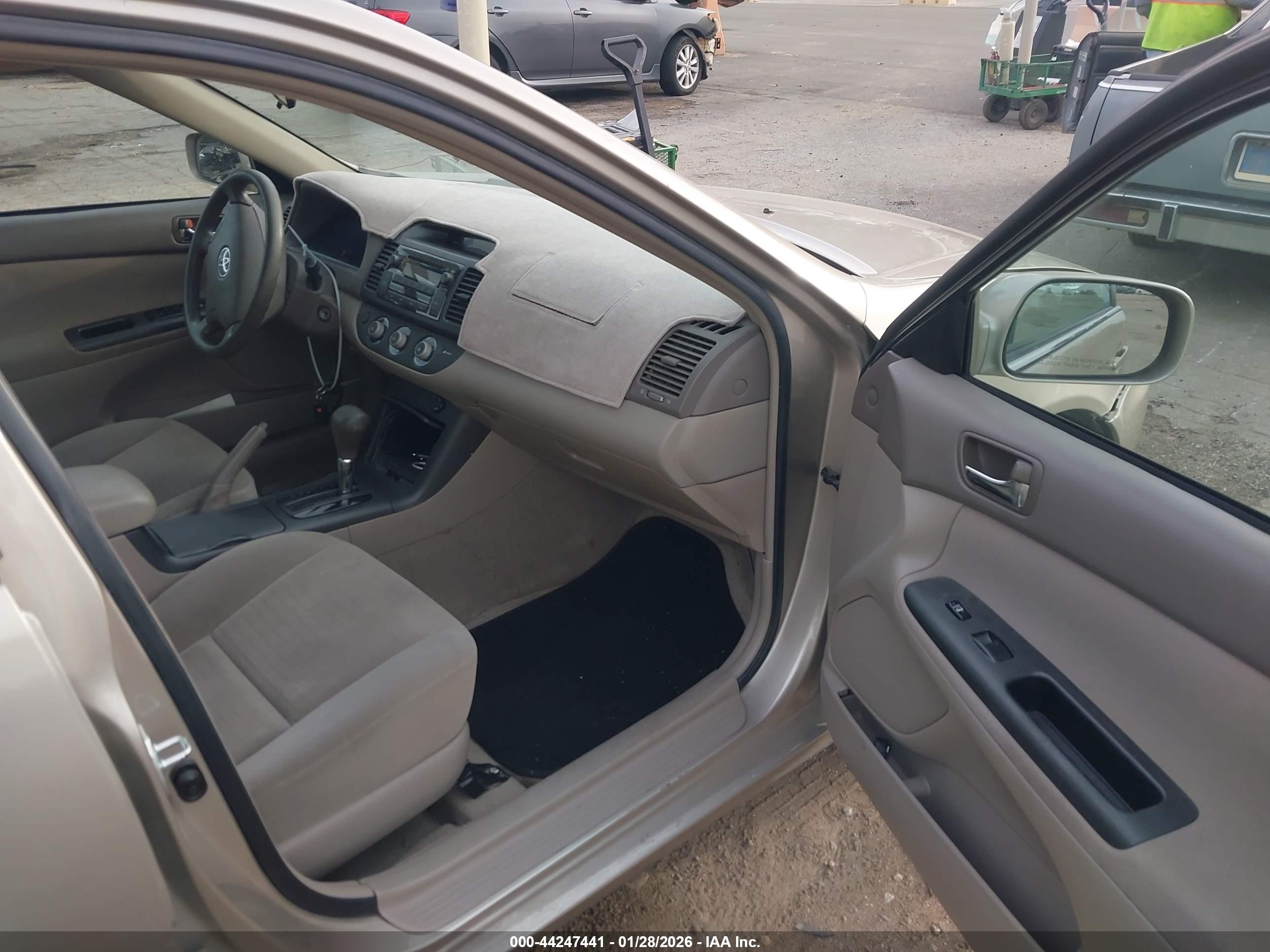 TOYOTA CAMRY image 5