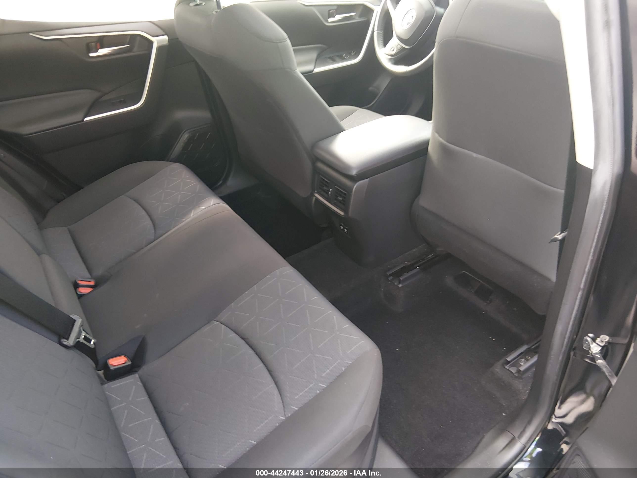 TOYOTA RAV4 image 8