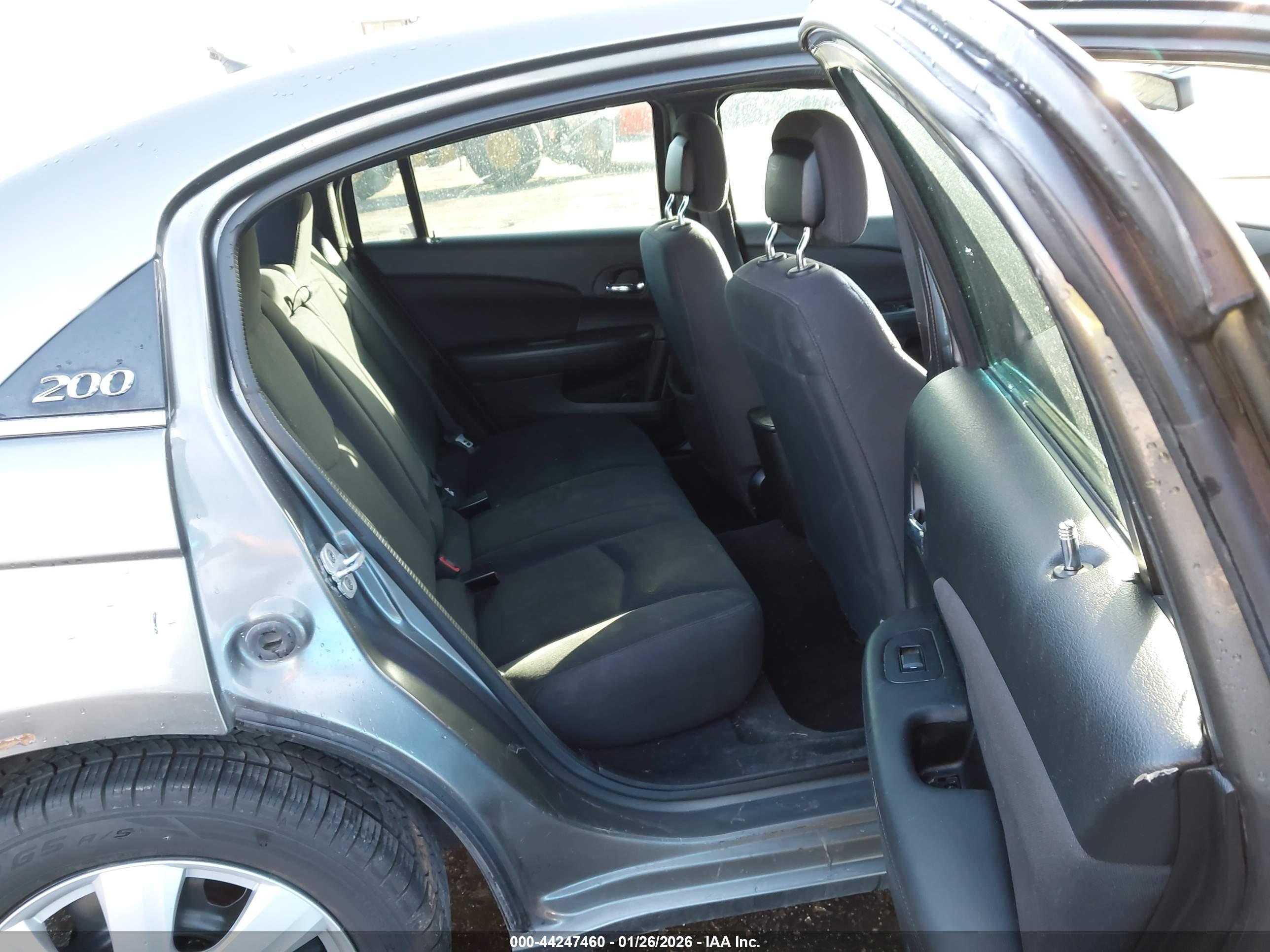 CHRYSLER 200 image 8