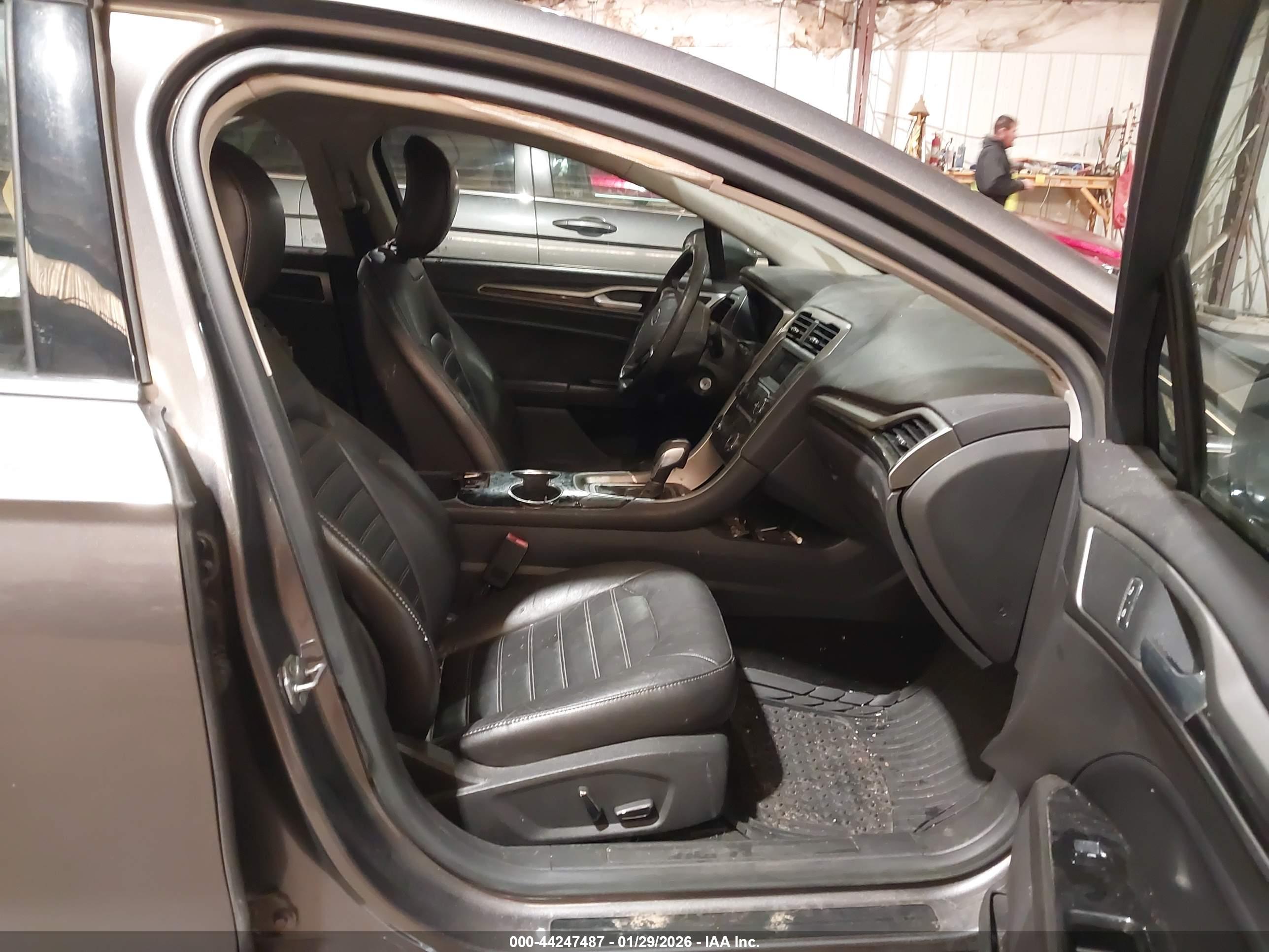 FORD FUSION image 5