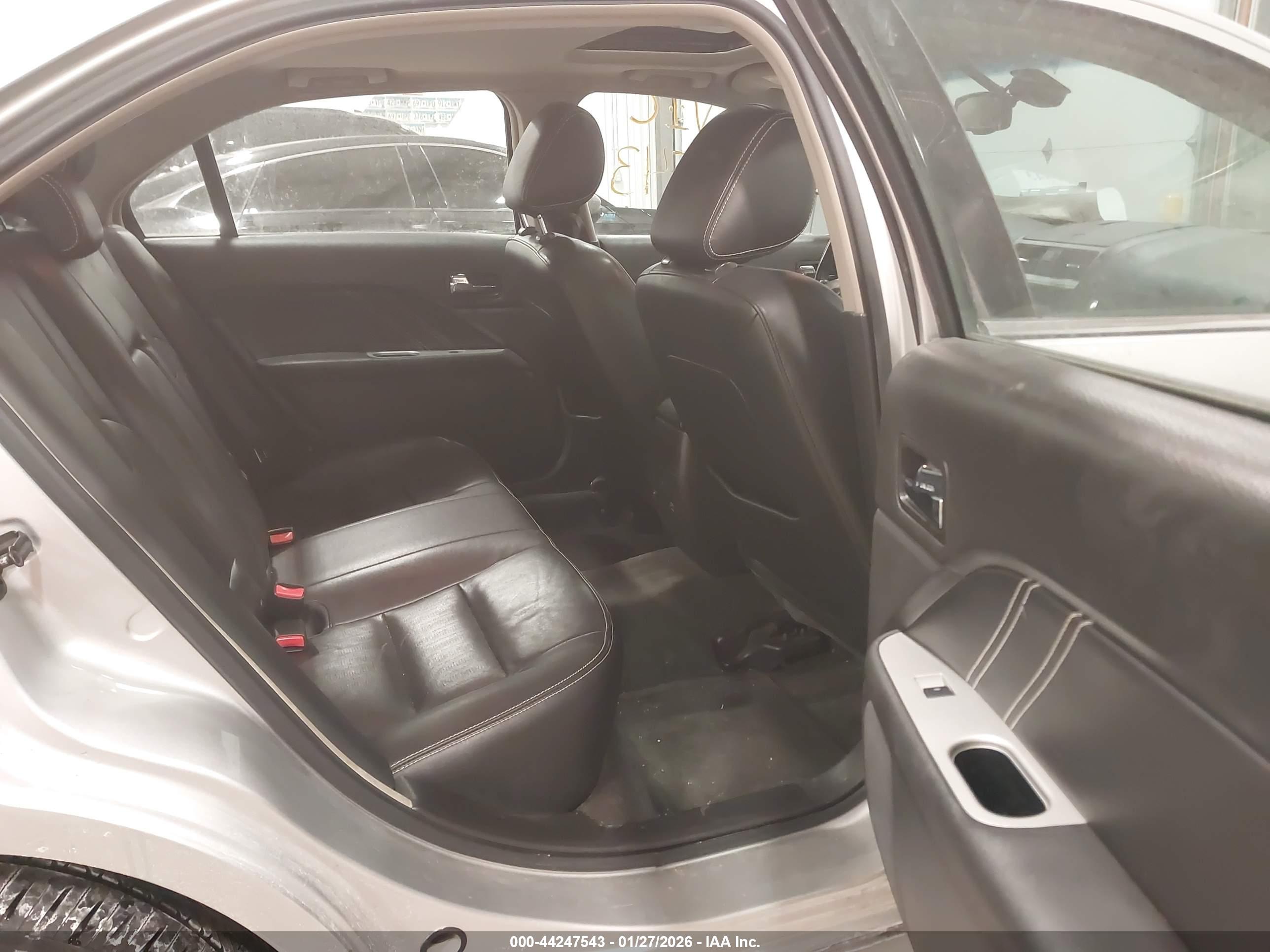 FORD FUSION image 8