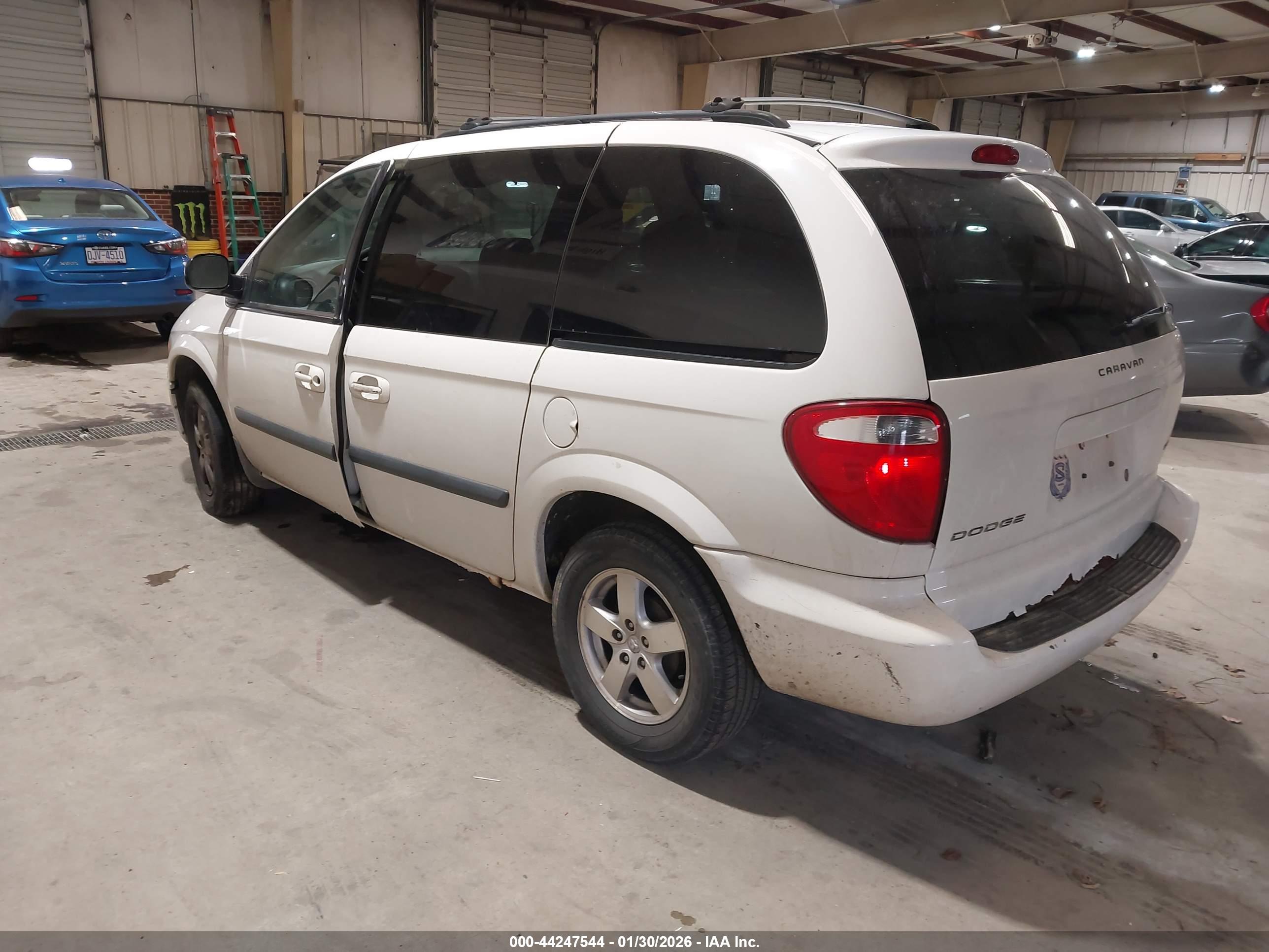 DODGE CARAVAN image 3