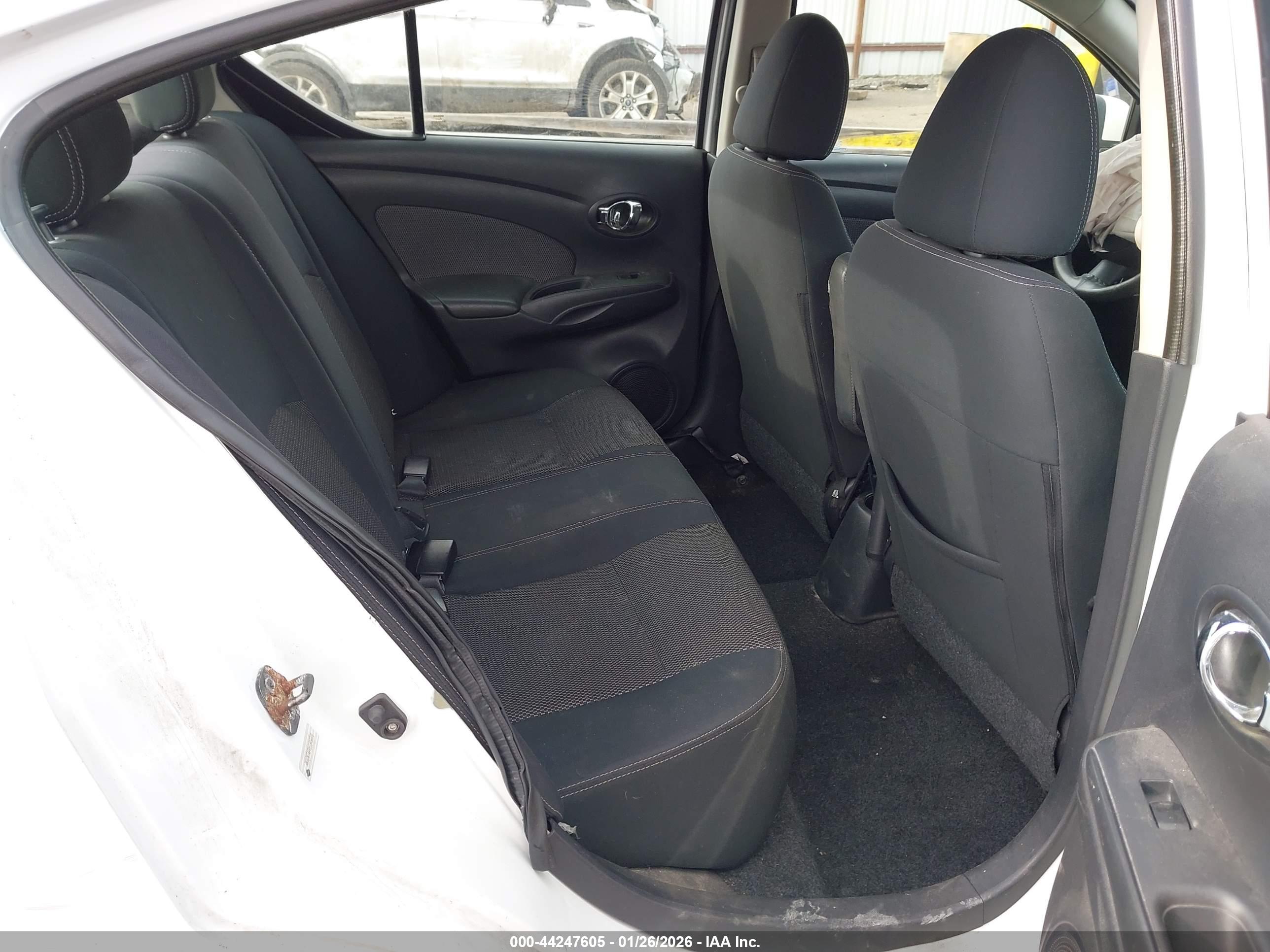 NISSAN VERSA image 8