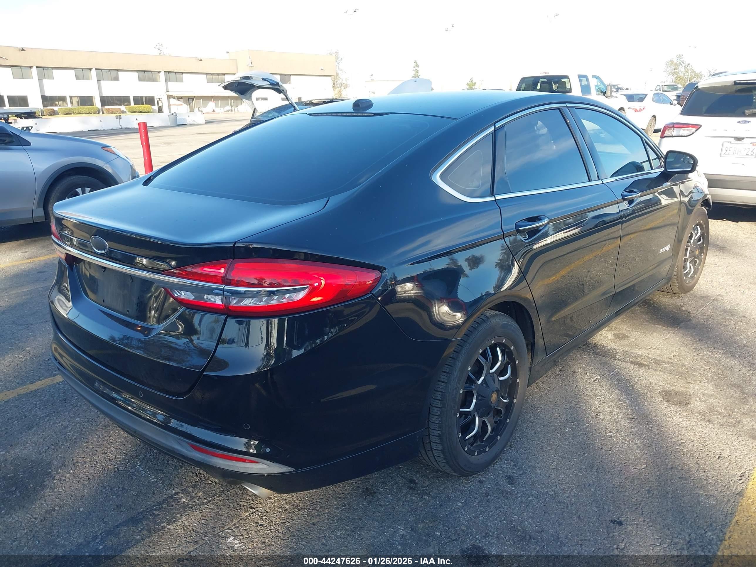 FORD FUSION image 4