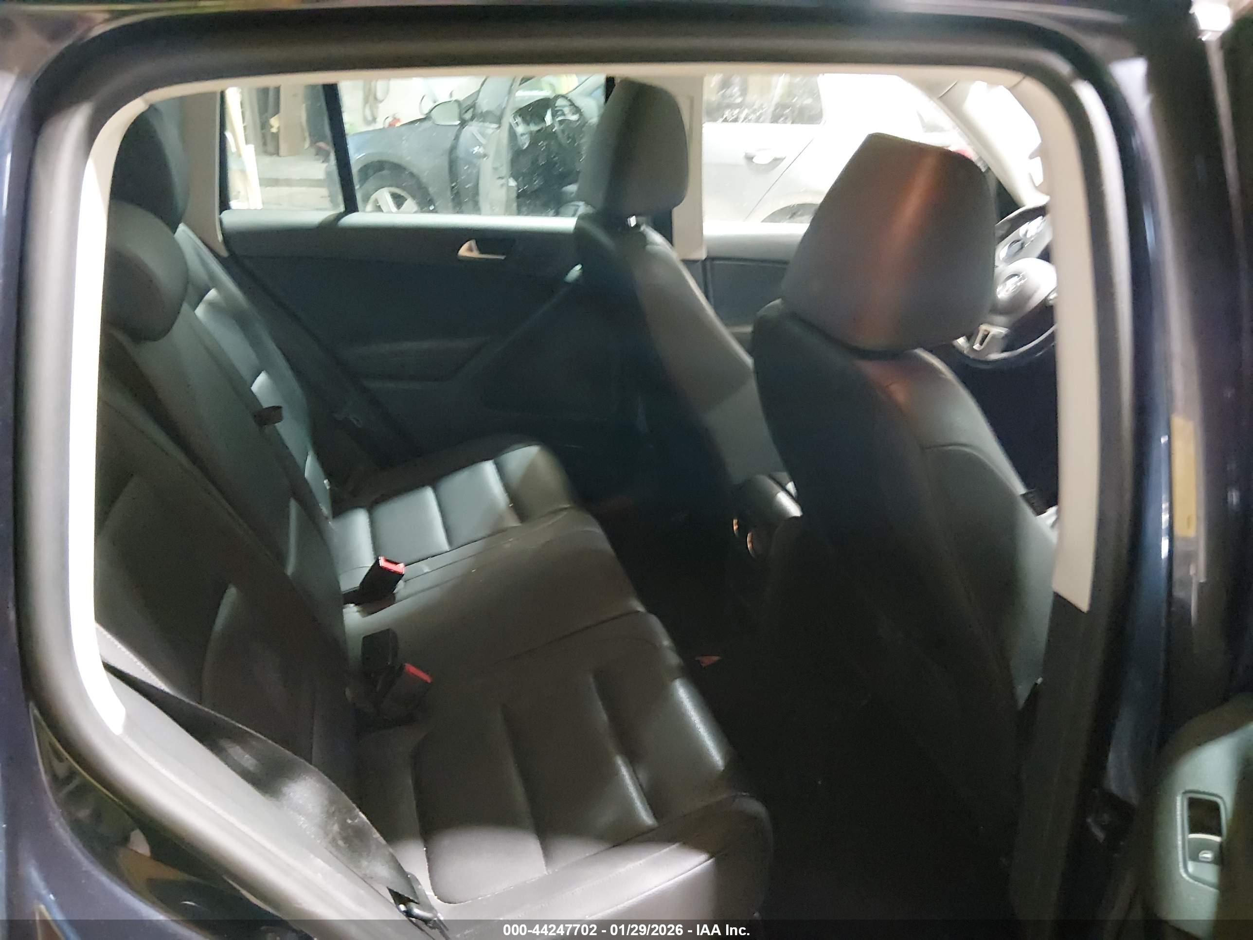 VOLKSWAGEN TIGUAN image 8