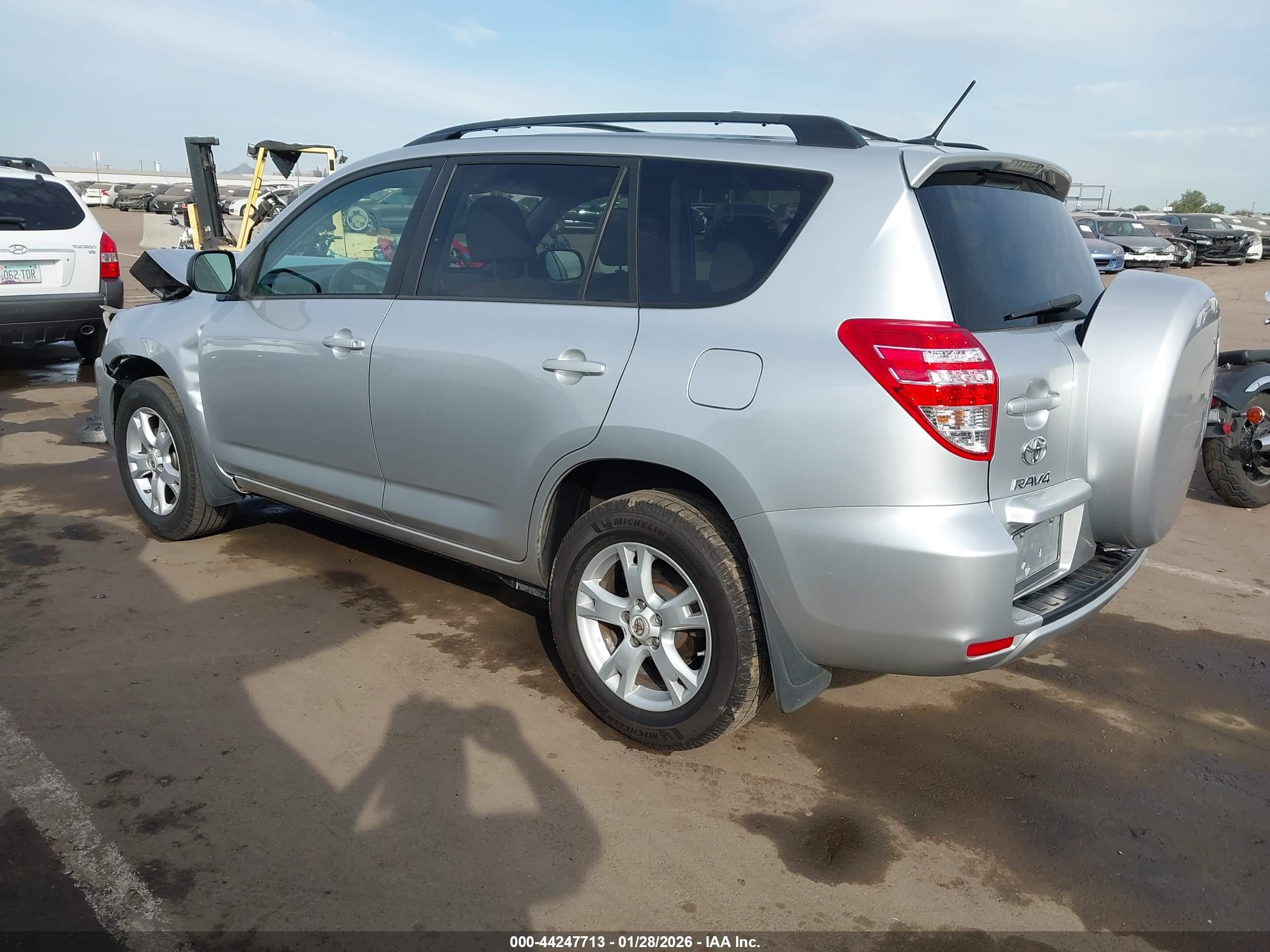 TOYOTA RAV4 image 3