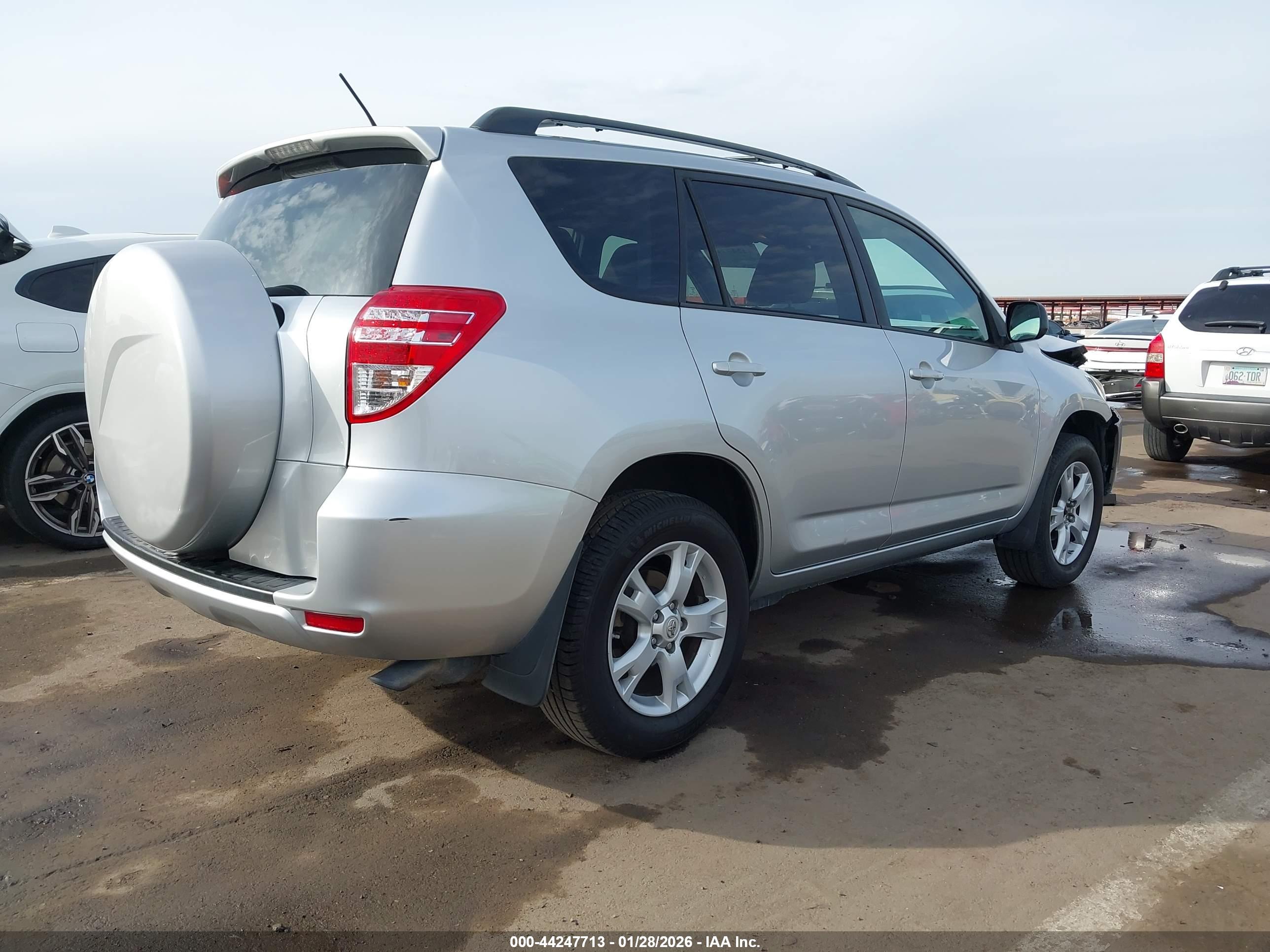 TOYOTA RAV4 image 4